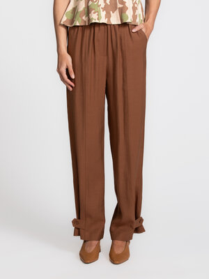 Pantalon Safari. Ce pantalon a une allure décontractée, tout en étant riche en détails subtils. Les jambes droites tomben...