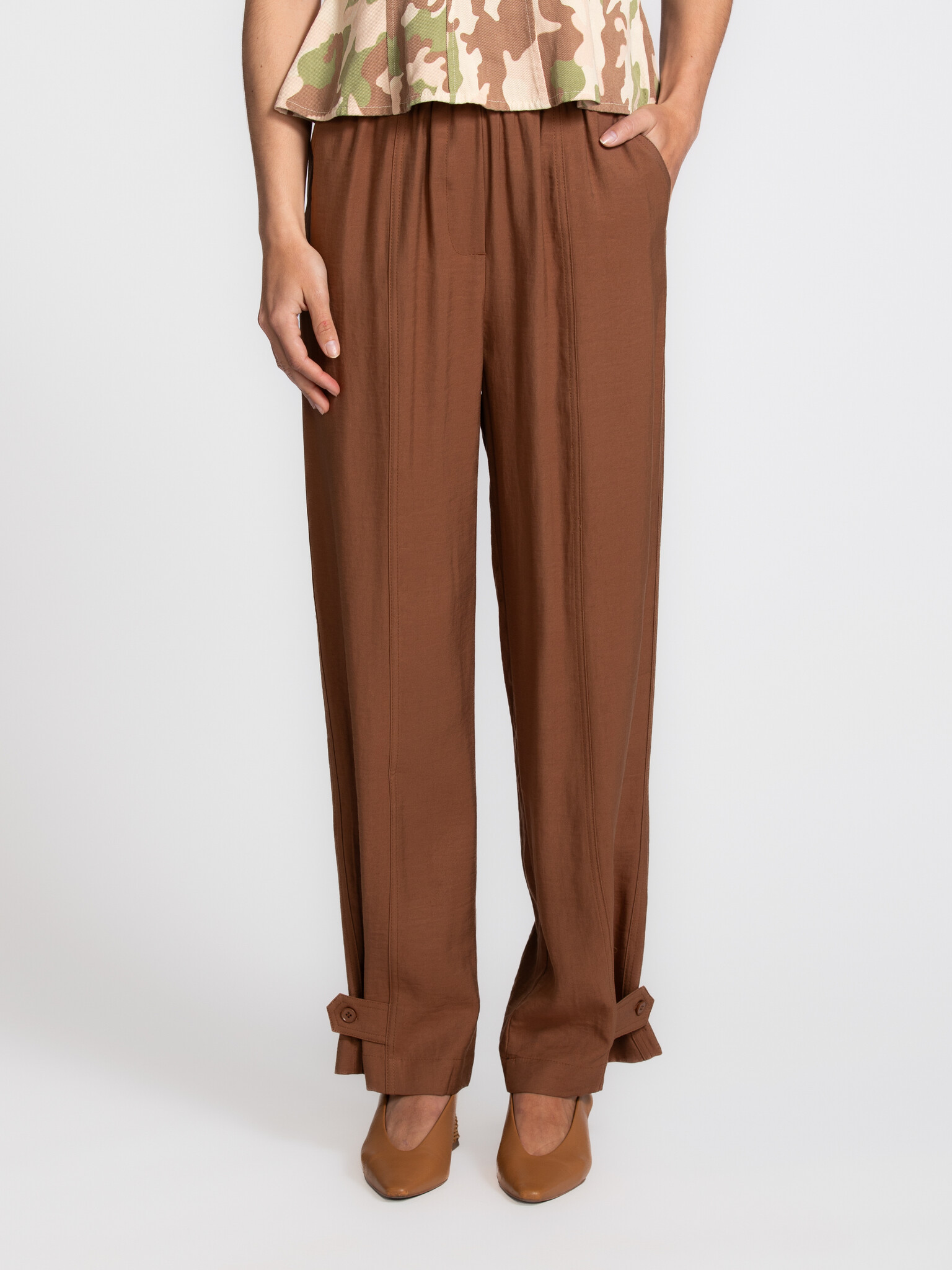 Le Marais pantalon avec détail à l’ourlet Safari 1. Ce pantalon a une allure décontractée, tout en étant riche en détails...
