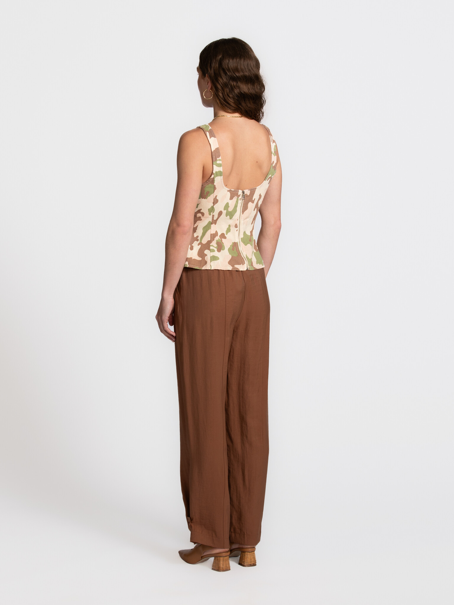 Le Marais pantalon avec détail à l’ourlet Safari 5. Ce pantalon a une allure décontractée, tout en étant riche en détails...