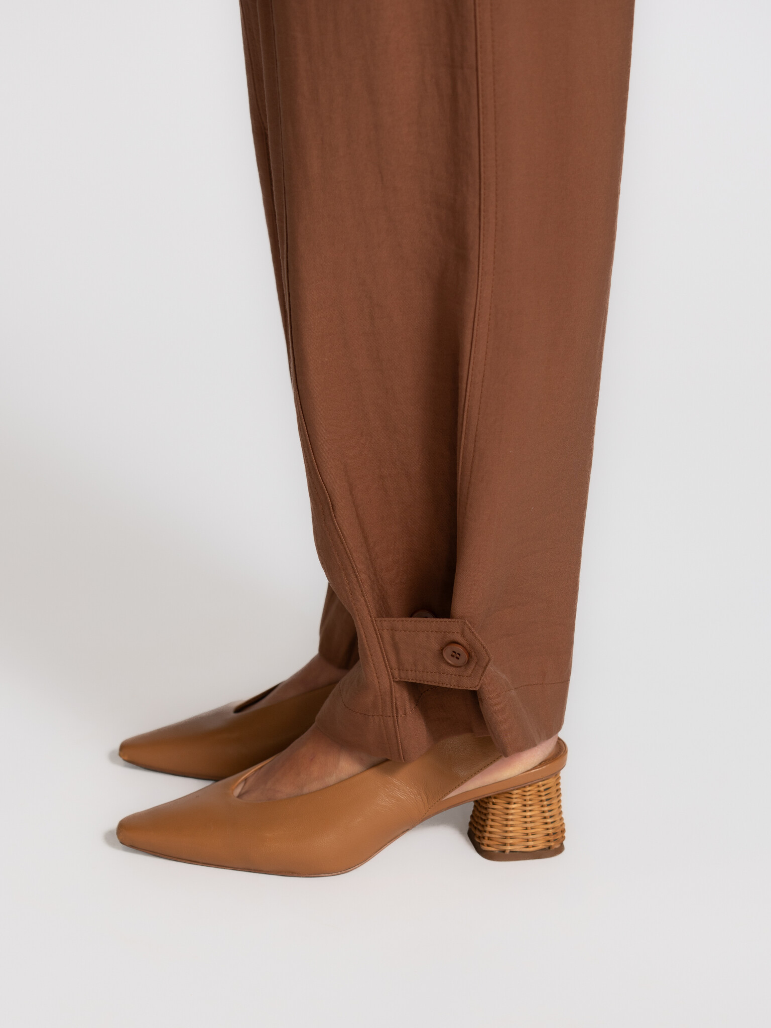 Le Marais pantalon avec détail à l’ourlet Safari 4. Ce pantalon a une allure décontractée, tout en étant riche en détails...