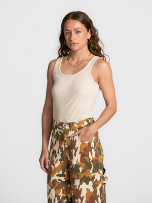 Tank top Anna. The perfect base. Deze tank top met U-hals combineert een minimalistisch silhouet met een zachte ribstruct...