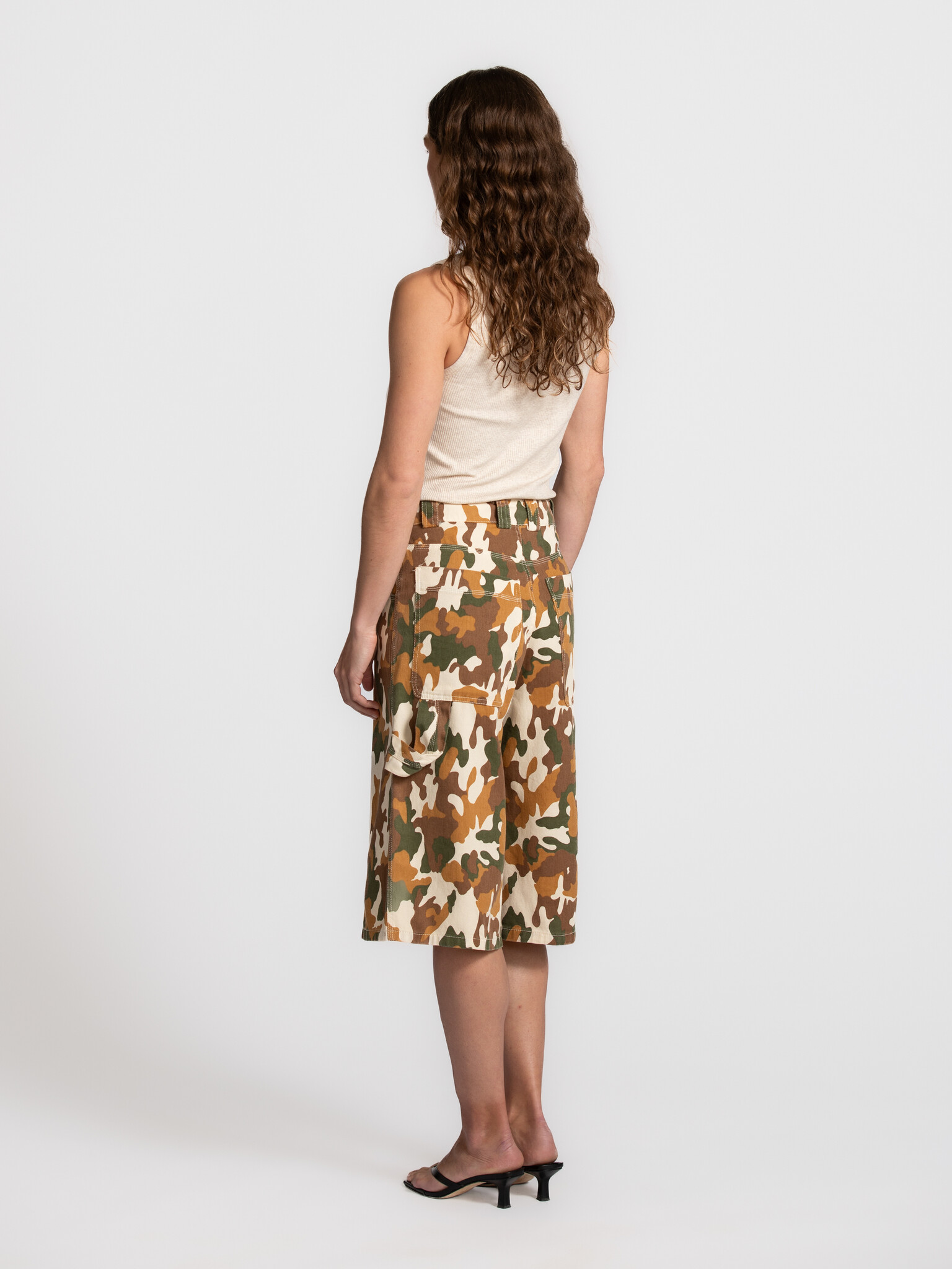 Le Marais bermuda Camouflage 5. These Bermuda shorts bring an edgy touch in a relaxed shape. The wide legs and pattern gi...