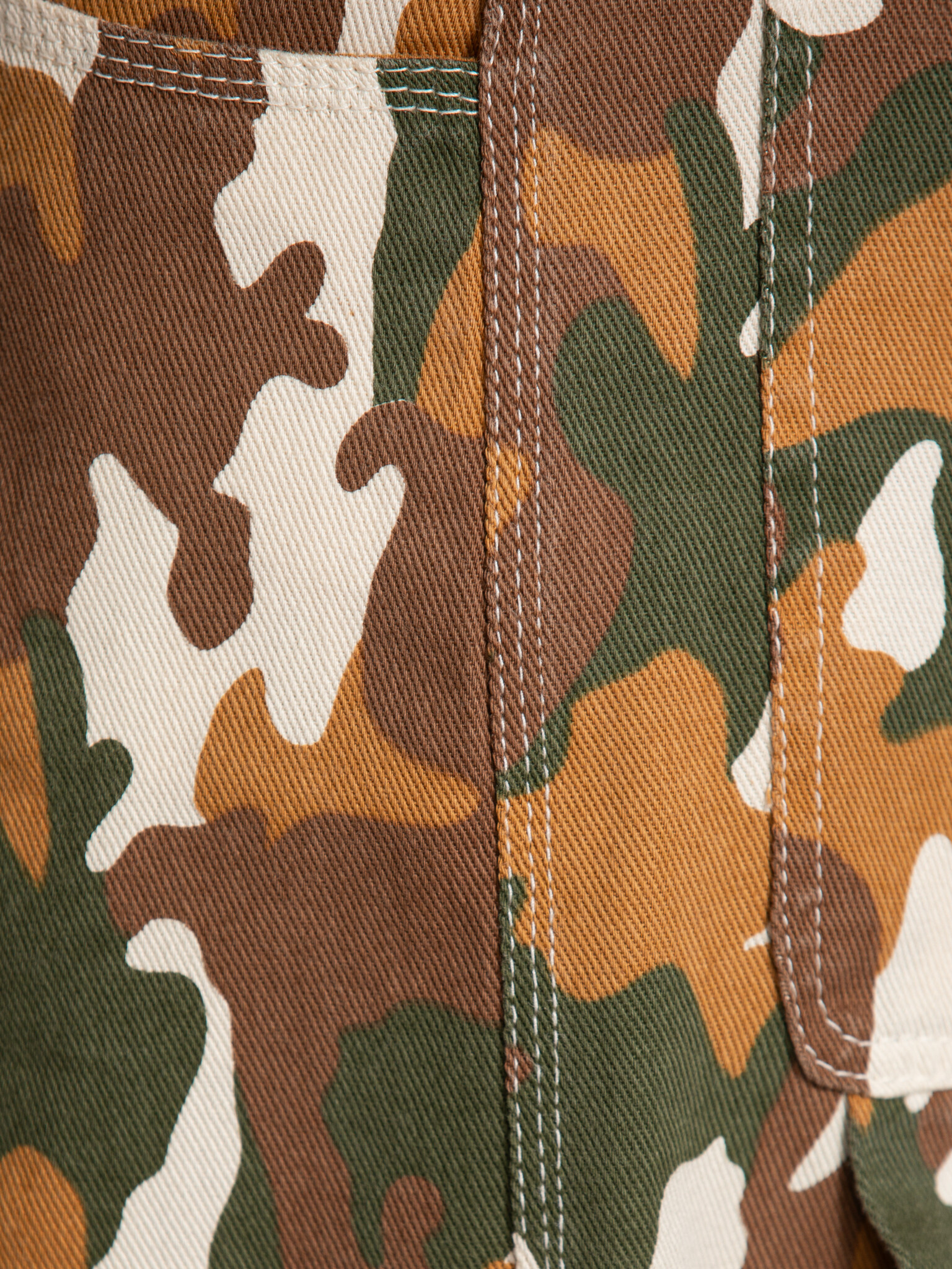 Le Marais bermuda Camouflage 6. These Bermuda shorts bring an edgy touch in a relaxed shape. The wide legs and pattern gi...