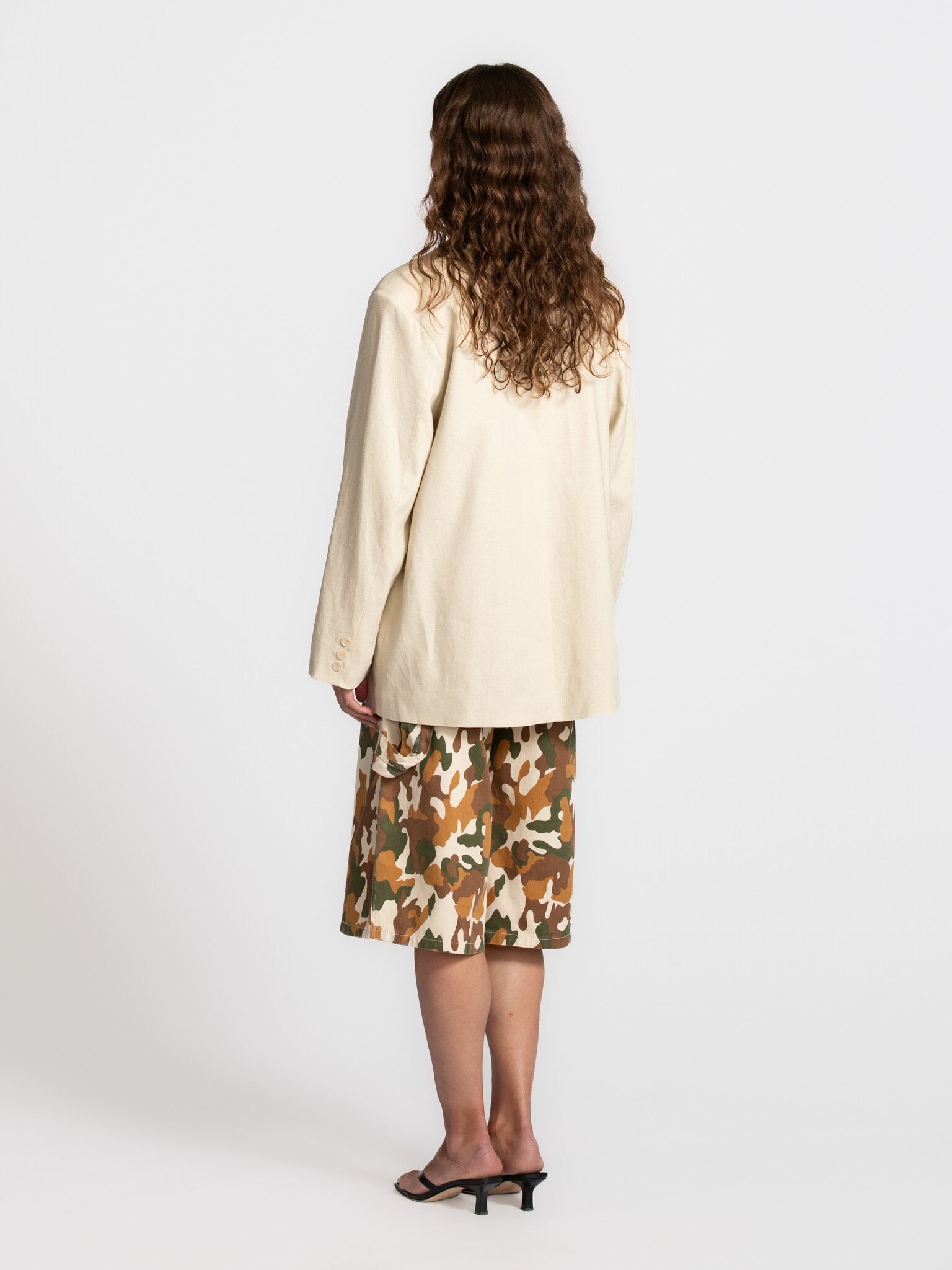 Les Soeurs  blazer oversize Roman 5. Une pièce qui vous emmène vers de longues soirées en extérieur, où la température ba...
