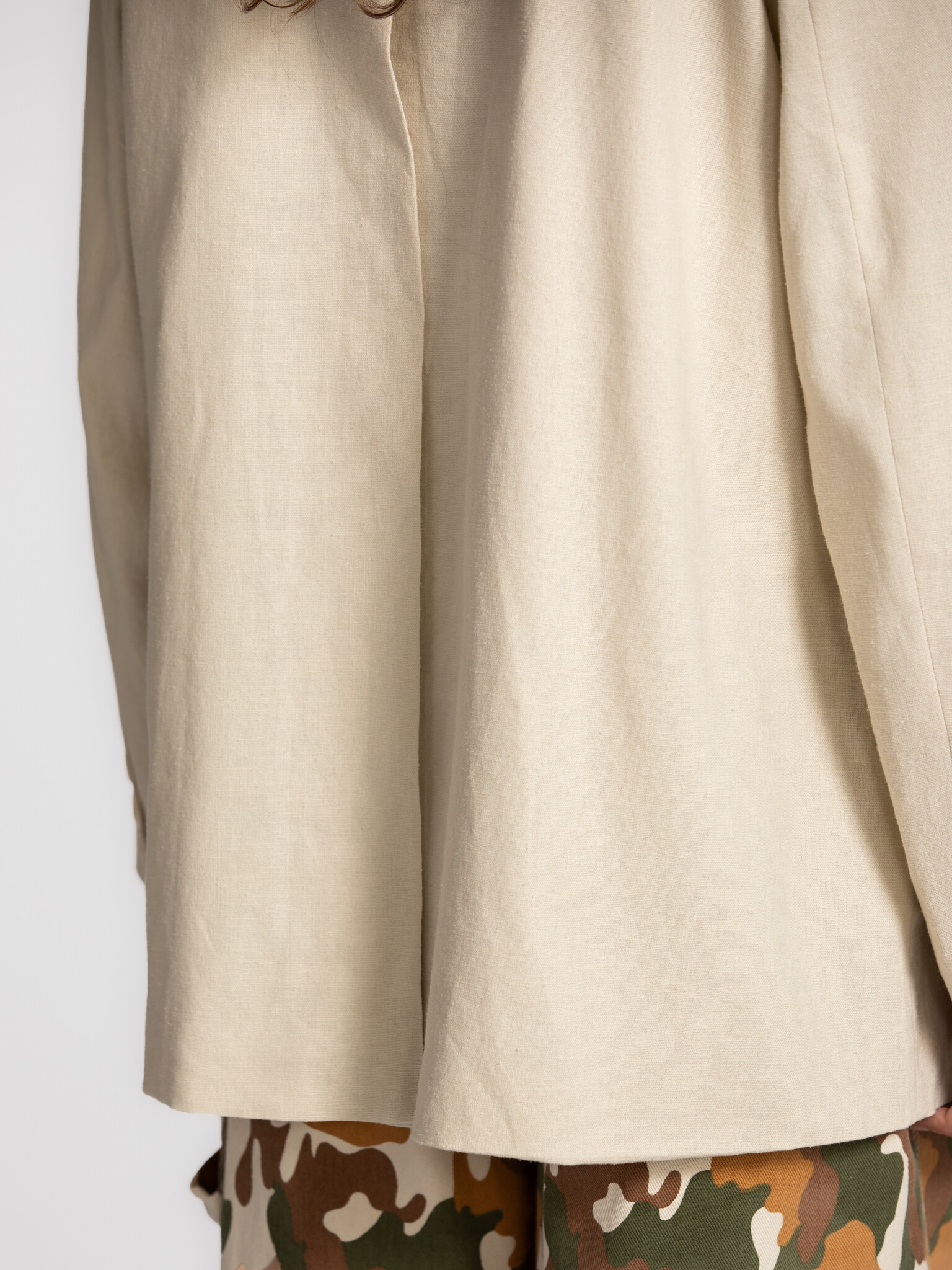 Les Soeurs  blazer oversize Roman 4. Une pièce qui vous emmène vers de longues soirées en extérieur, où la température ba...