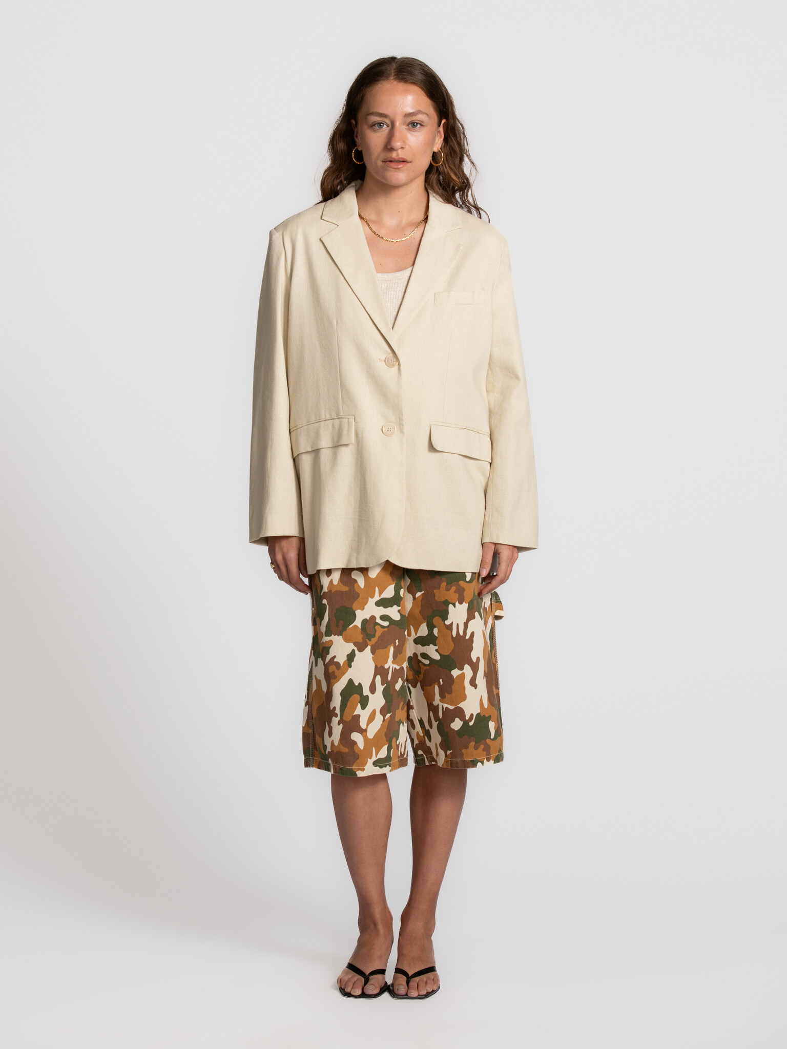Les Soeurs  blazer oversize Roman 3. Une pièce qui vous emmène vers de longues soirées en extérieur, où la température ba...