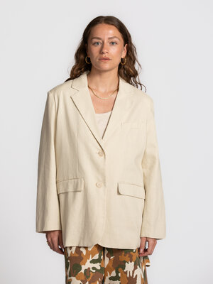 Blazer Roman. Une pièce qui vous emmène vers de longues soirées en extérieur, où la température baisse mais l’ambiance re...