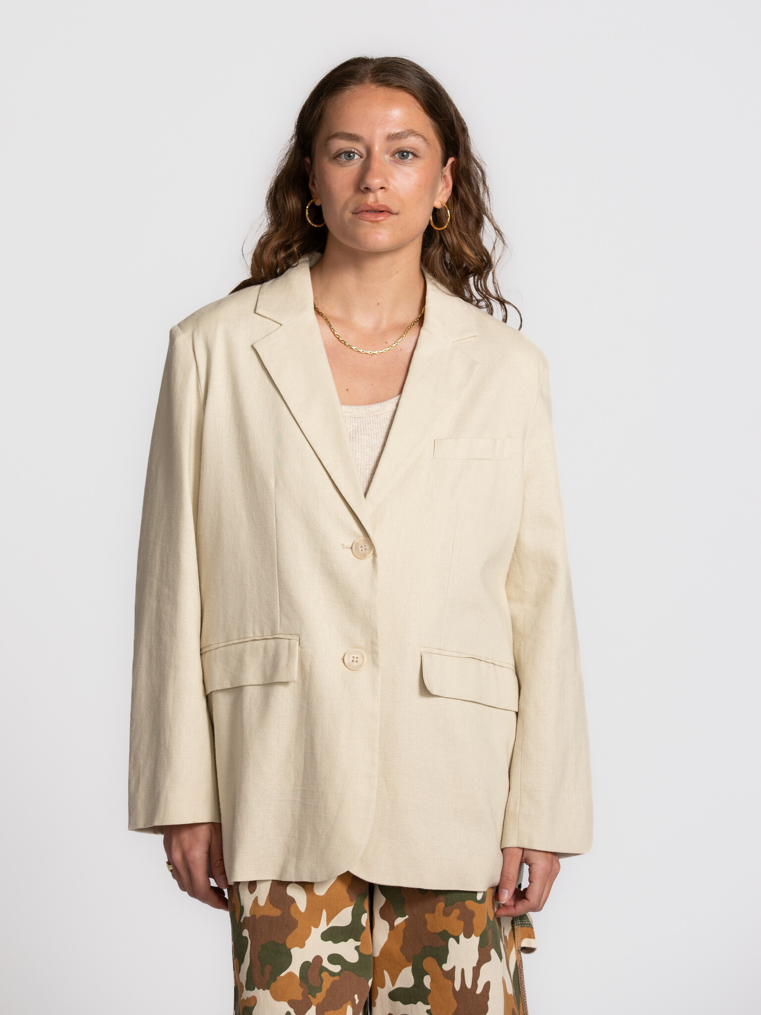 Les Soeurs  blazer oversize Roman 1. Une pièce qui vous emmène vers de longues soirées en extérieur, où la température ba...