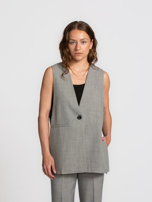 Gilet Silene. Il complète la tenue sans en faire trop. En tant que gilet sans manches, il rassemble le look avec aisance ...