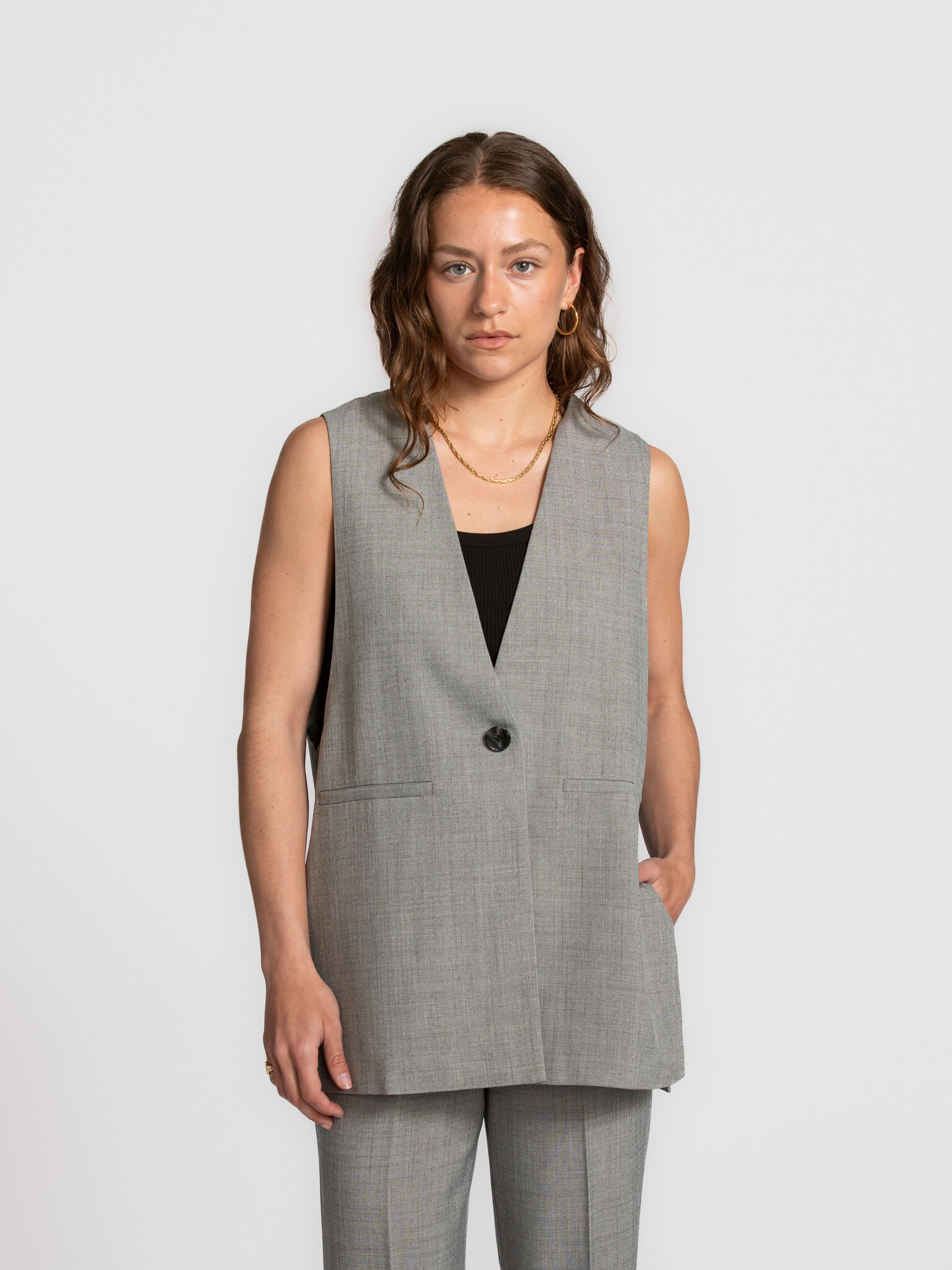 Edited sleeveless vest Silene 1. It completes the look without taking over. As a sleeveless vest, it brings everything to...