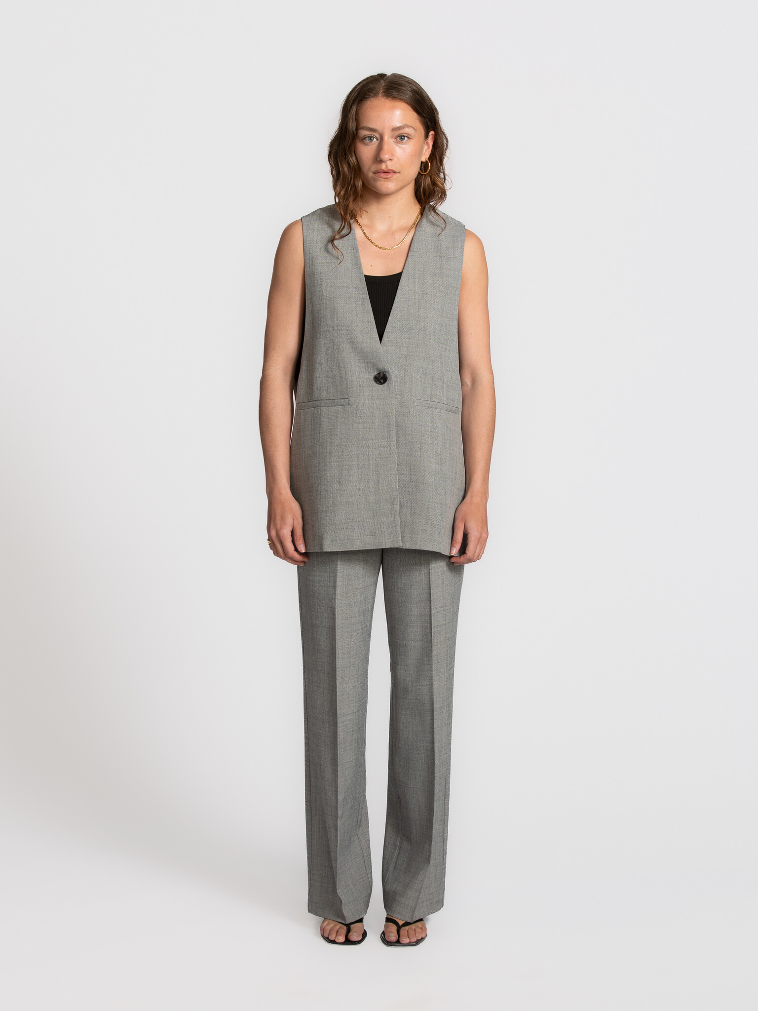 Edited wide leg trousers Lavea 3. Relaxed elegance, day after day. The trousers feature an airy fabric and a relaxed fit ...