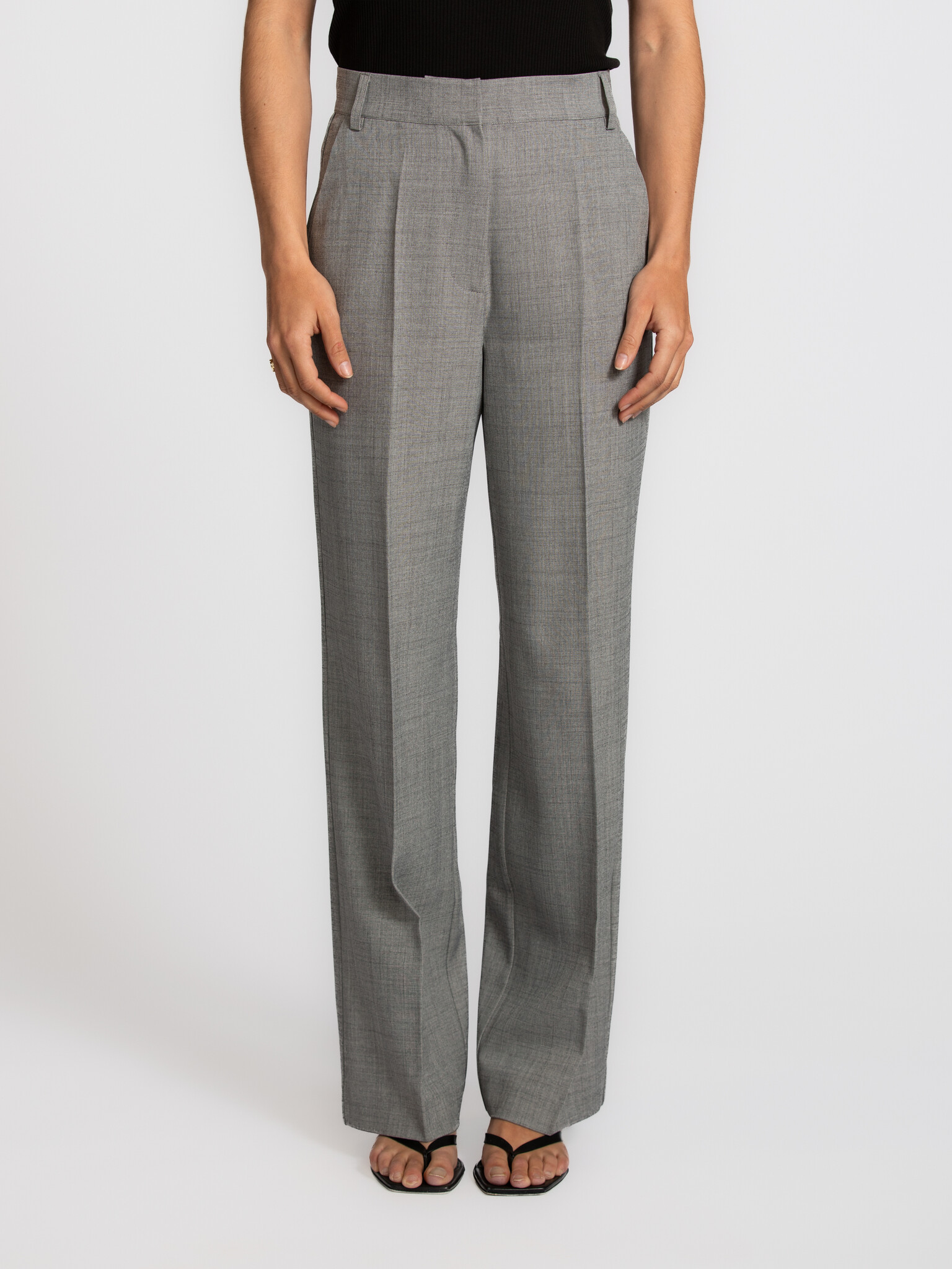 Edited wide leg trousers Lavea 1. Relaxed elegance, day after day. The trousers feature an airy fabric and a relaxed fit ...