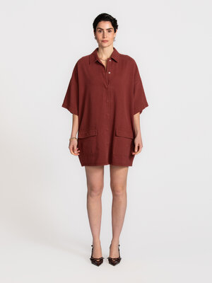 Jurk Gloria. De warme roesttint en zachte denimstof geven deze jurk een natuurlijke uitstraling. De oversized pasvorm zor...