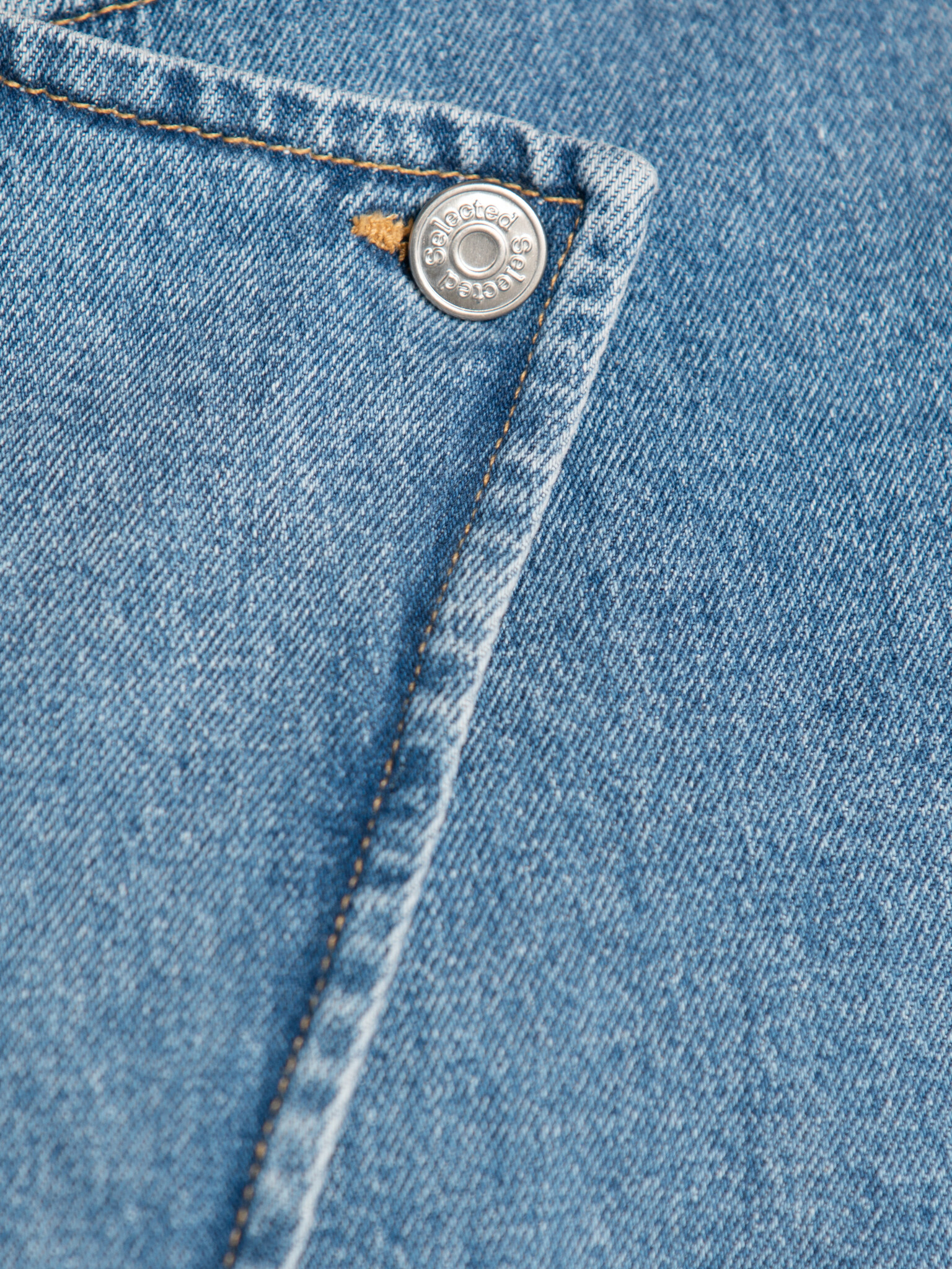 Selected mouwloze top Vida-Kori 6. Een mouwloze top in denim met een subtiele asymmetrische sluiting die meteen karakter ...