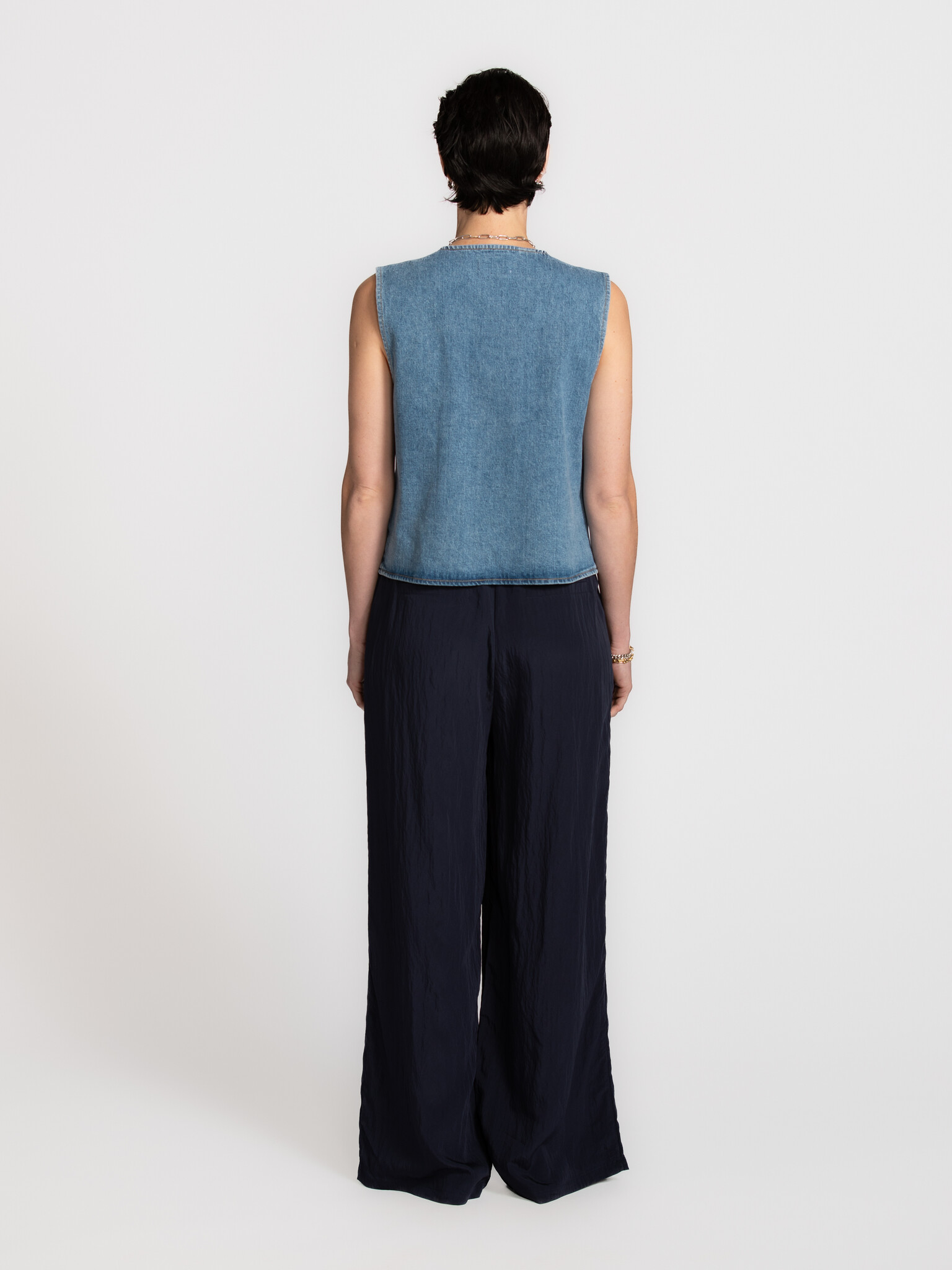 Selected mouwloze top Vida-Kori 5. Een mouwloze top in denim met een subtiele asymmetrische sluiting die meteen karakter ...