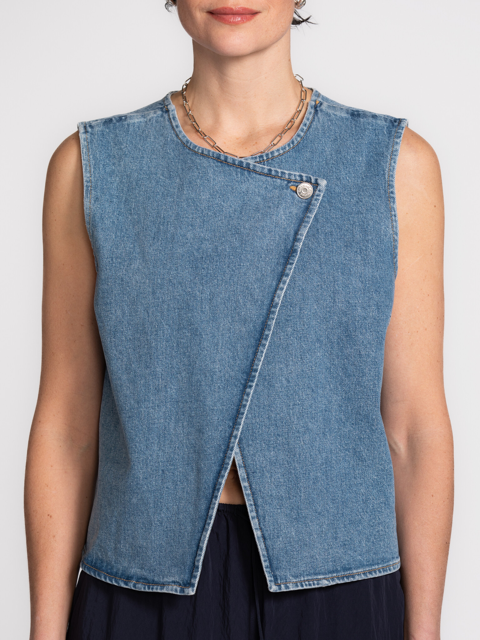Selected mouwloze top Vida-Kori 4. Een mouwloze top in denim met een subtiele asymmetrische sluiting die meteen karakter ...