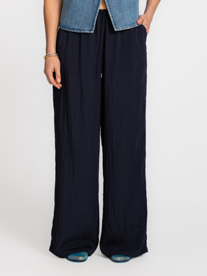 Pantalon Iona. Elle tombe de façon ample, bouge avec douceur et rend chaque look simple et raffiné à la fois. Avec une al...