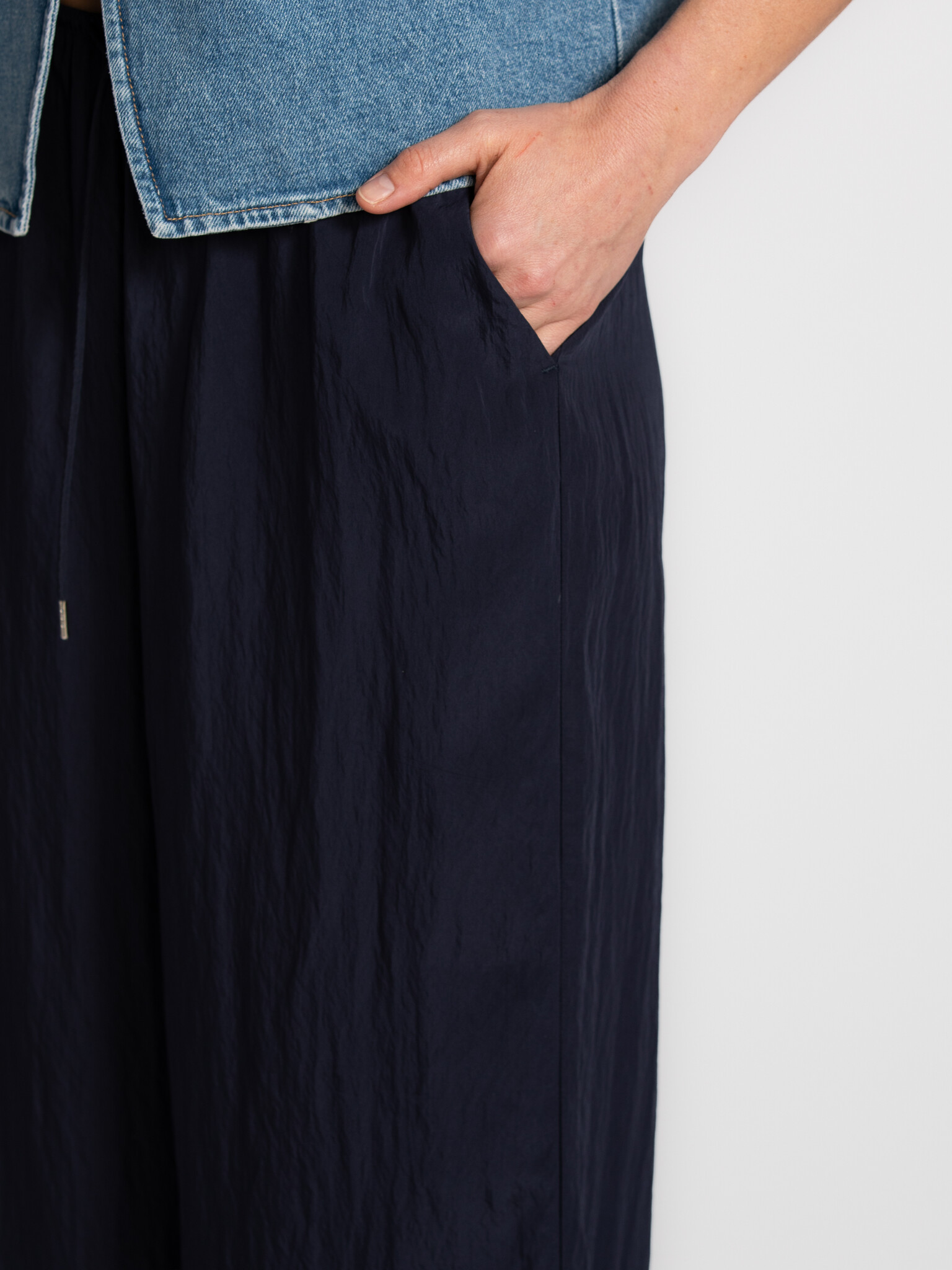 Selected wijde broek Iona 4. Ze valt los, beweegt zacht en maakt elke look eenvoudig en verfijnd tegelijk. Met een uitstr...
