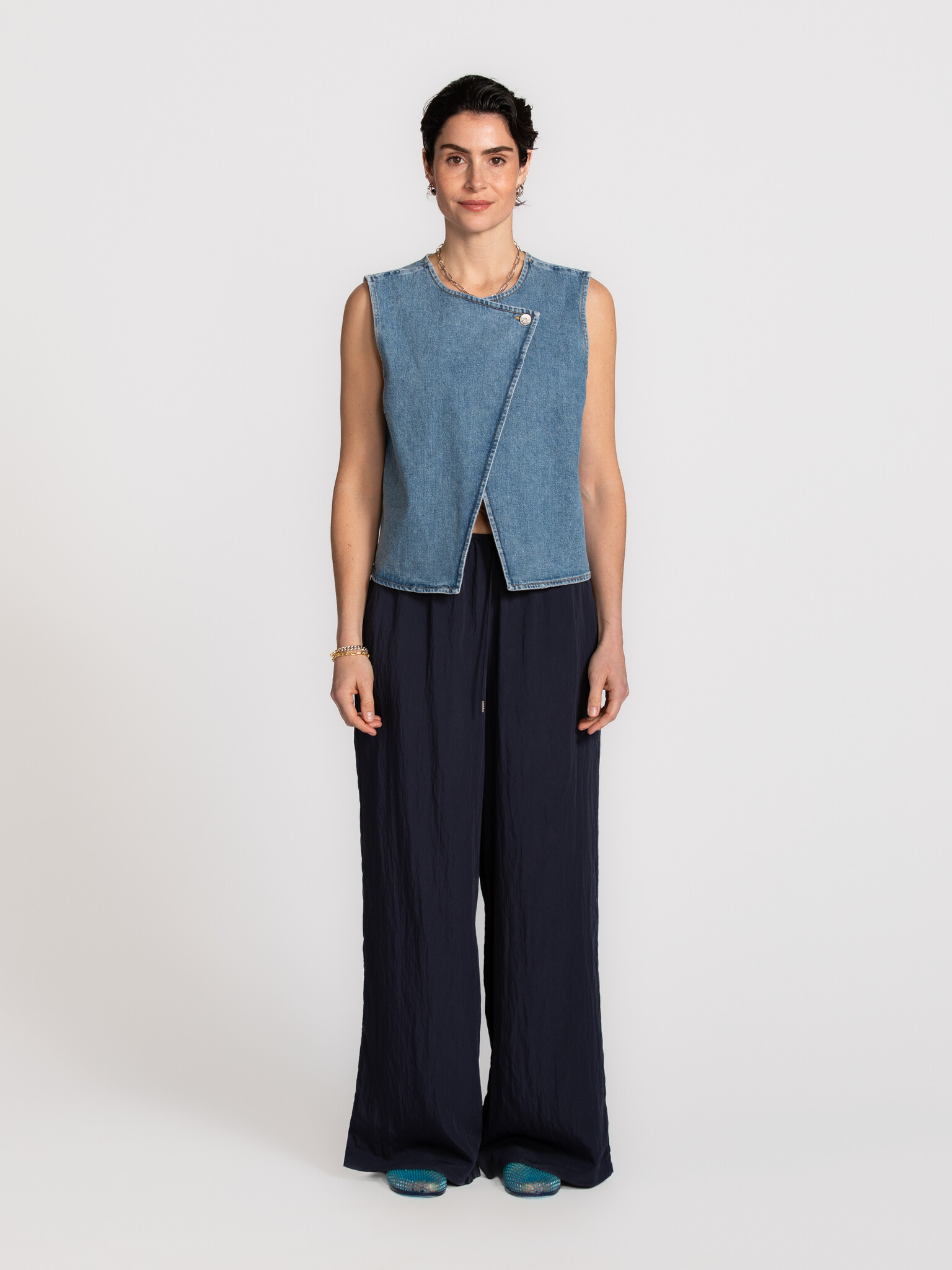 Selected wijde broek Iona 3. Ze valt los, beweegt zacht en maakt elke look eenvoudig en verfijnd tegelijk. Met een uitstr...