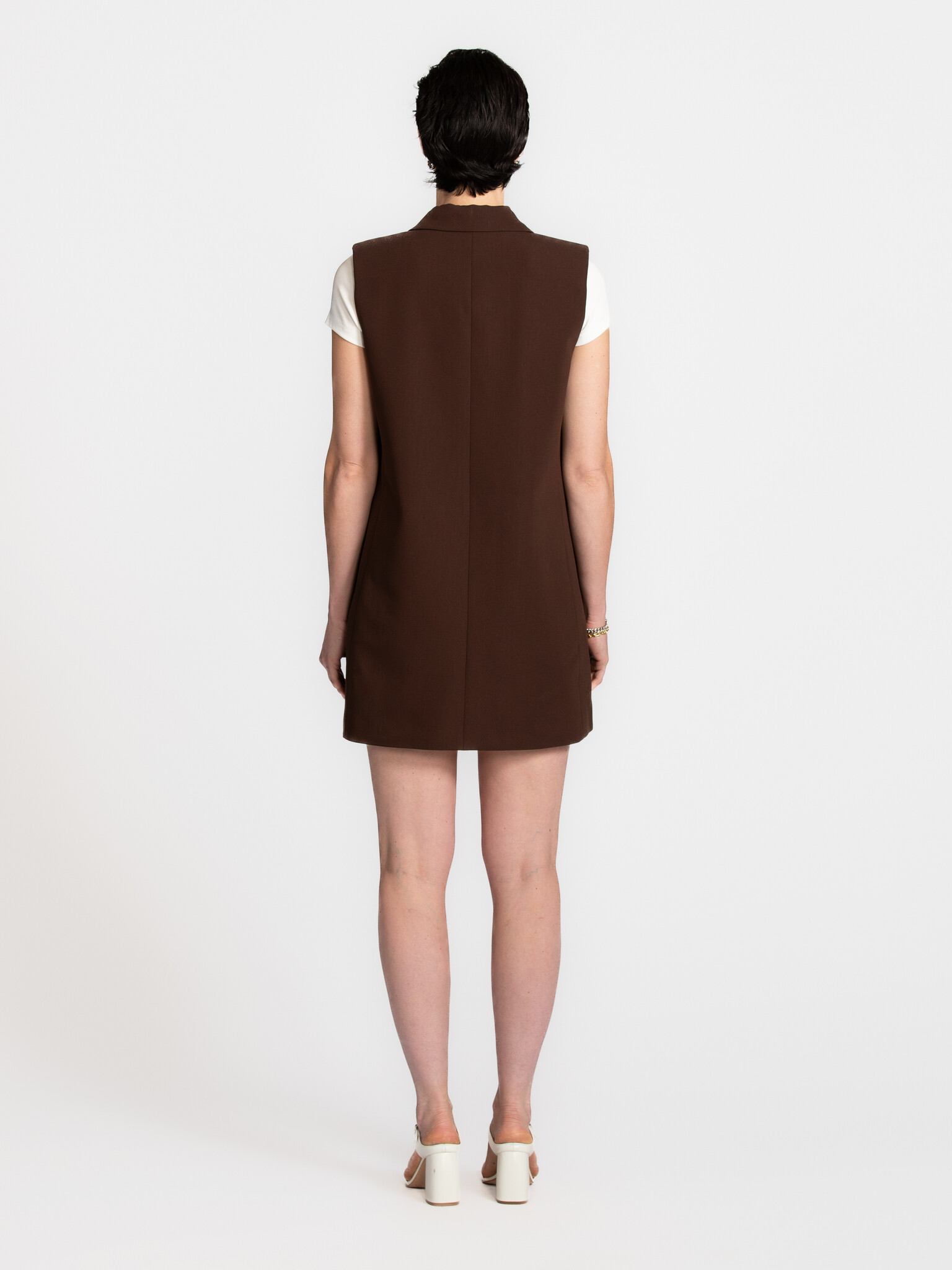 Les Soeurs blazer jurk Helena 5. Statement simplicity. Met haar mouwloze silhouet en klassieke blazer details straalt dez...