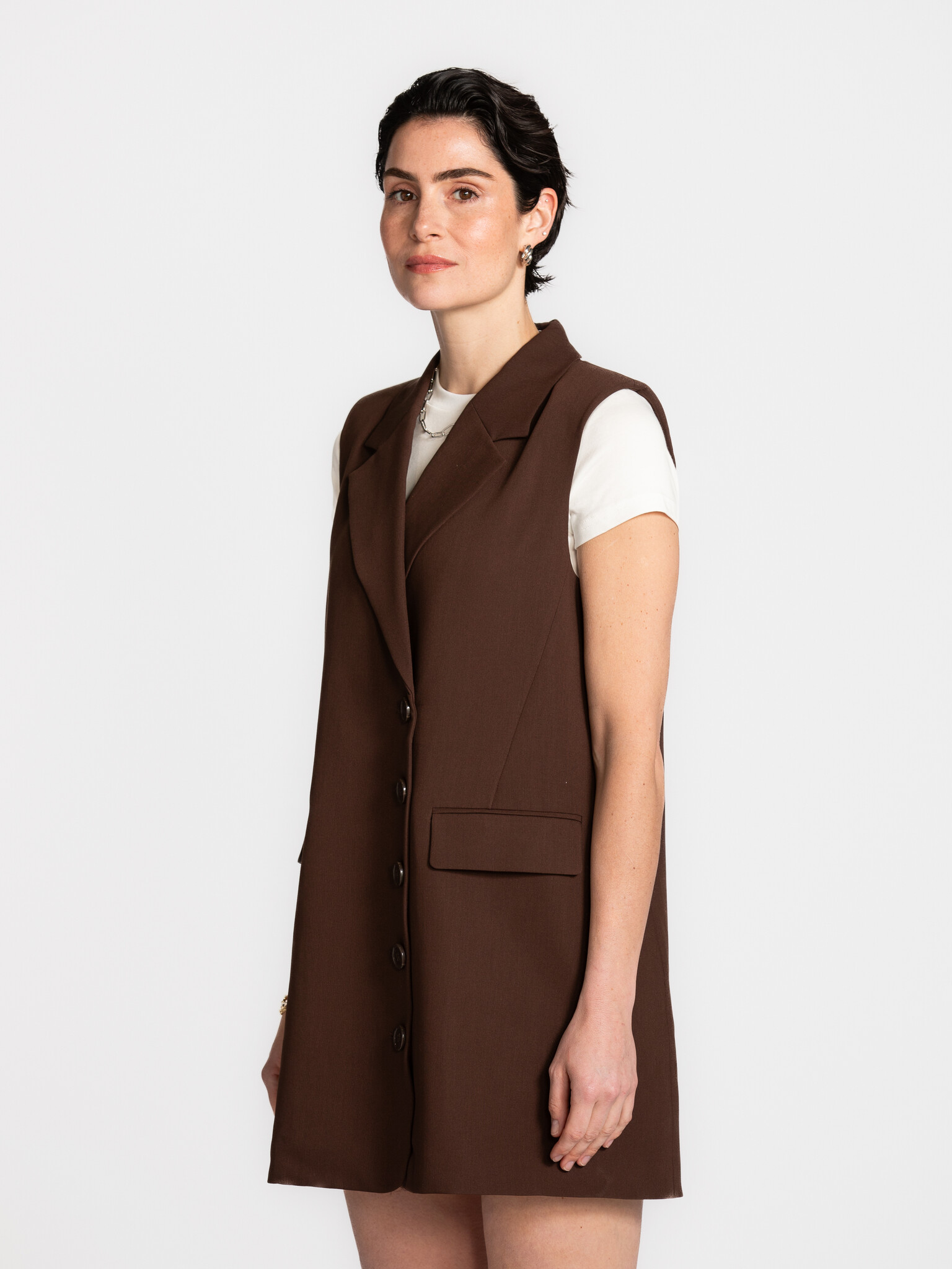 Les Soeurs blazer jurk Helena 3. Statement simplicity. Met haar mouwloze silhouet en klassieke blazer details straalt dez...