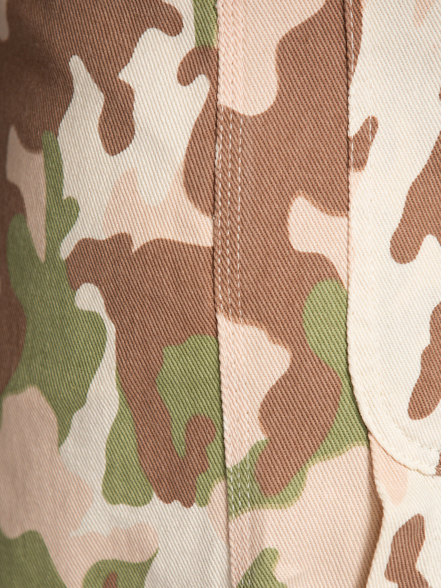 Le Marais Bermuda Camouflage 6. Deze Bermuda geeft een frisse draai aan camouflage. De zachte tinten maken het geheel sub...