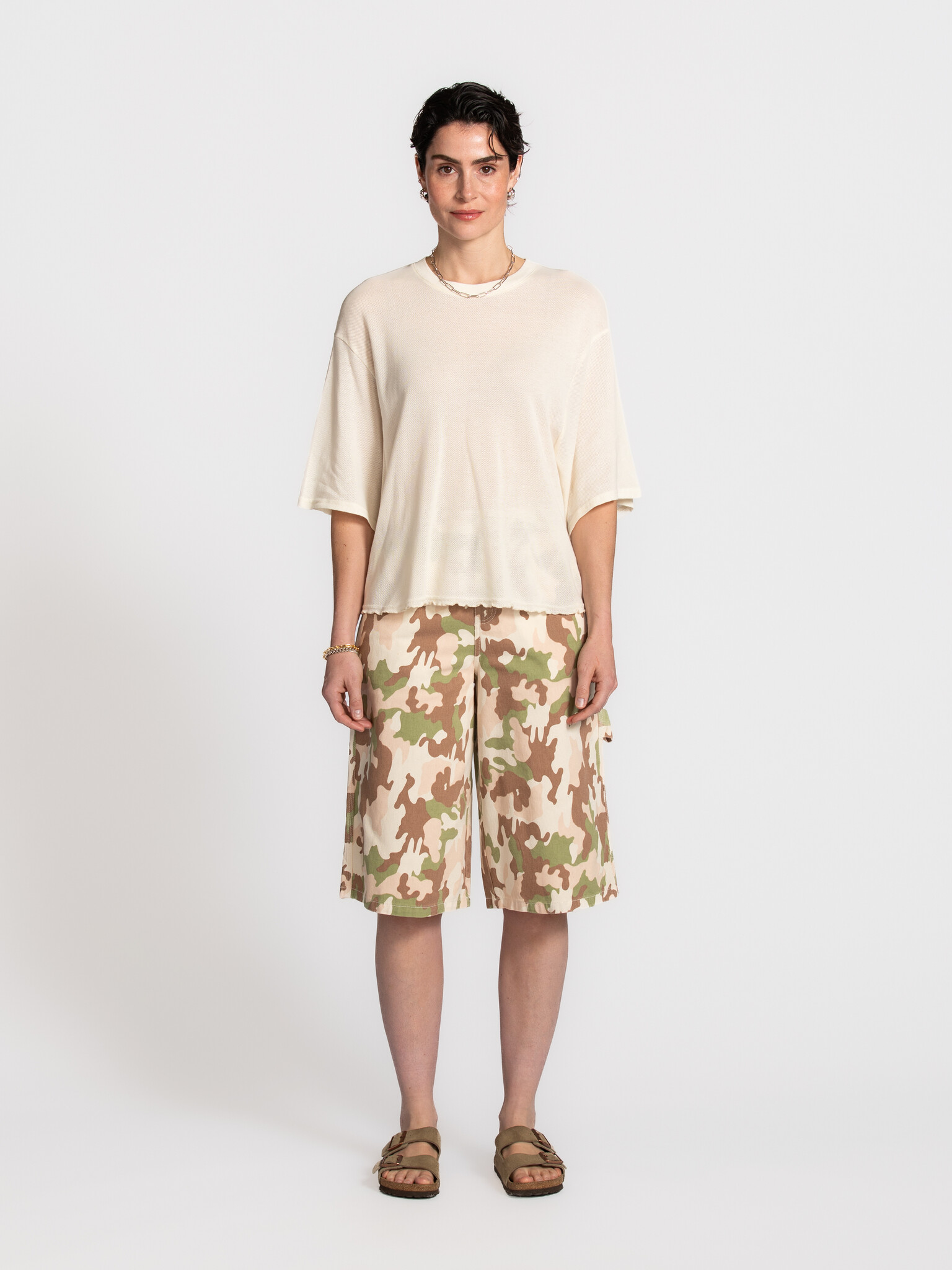 Le Marais Bermuda Camouflage 3. Deze Bermuda geeft een frisse draai aan camouflage. De zachte tinten maken het geheel sub...