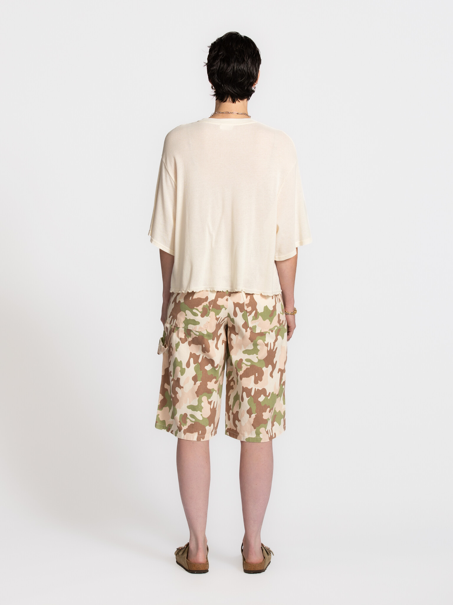 Le Marais Bermuda Camouflage 5. Deze Bermuda geeft een frisse draai aan camouflage. De zachte tinten maken het geheel sub...