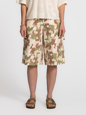 Bermuda Camouflage. Ce bermuda revisite le camouflage avec fraîcheur. Les tons doux rendent l’ensemble plus subtil, tandi...