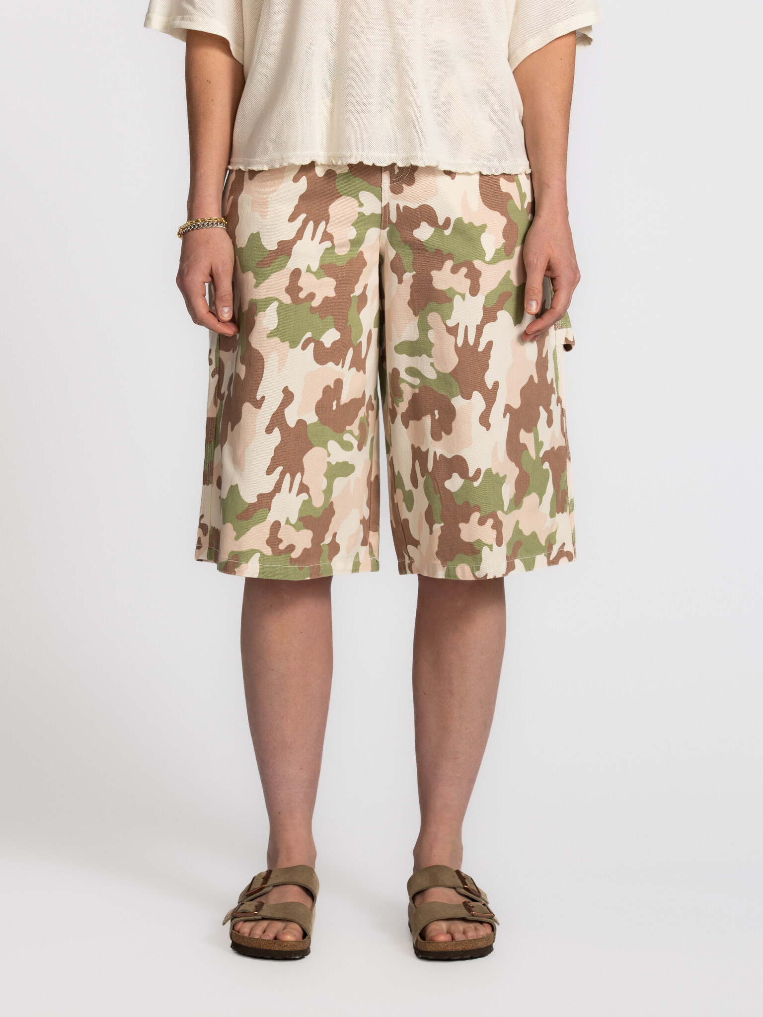 Le Marais Bermuda Camouflage 1. Deze Bermuda geeft een frisse draai aan camouflage. De zachte tinten maken het geheel sub...