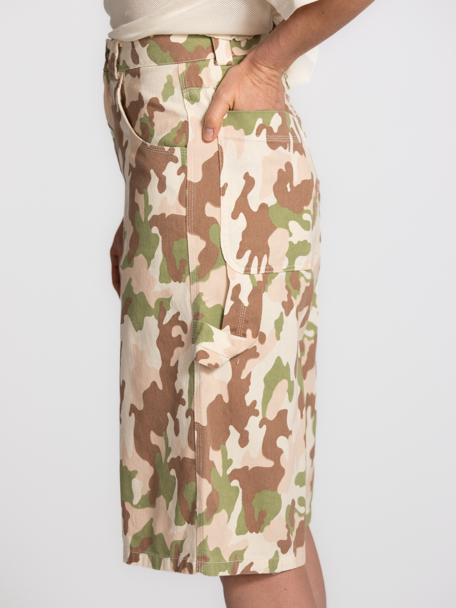 Le Marais Bermuda Camouflage 4. Deze Bermuda geeft een frisse draai aan camouflage. De zachte tinten maken het geheel sub...