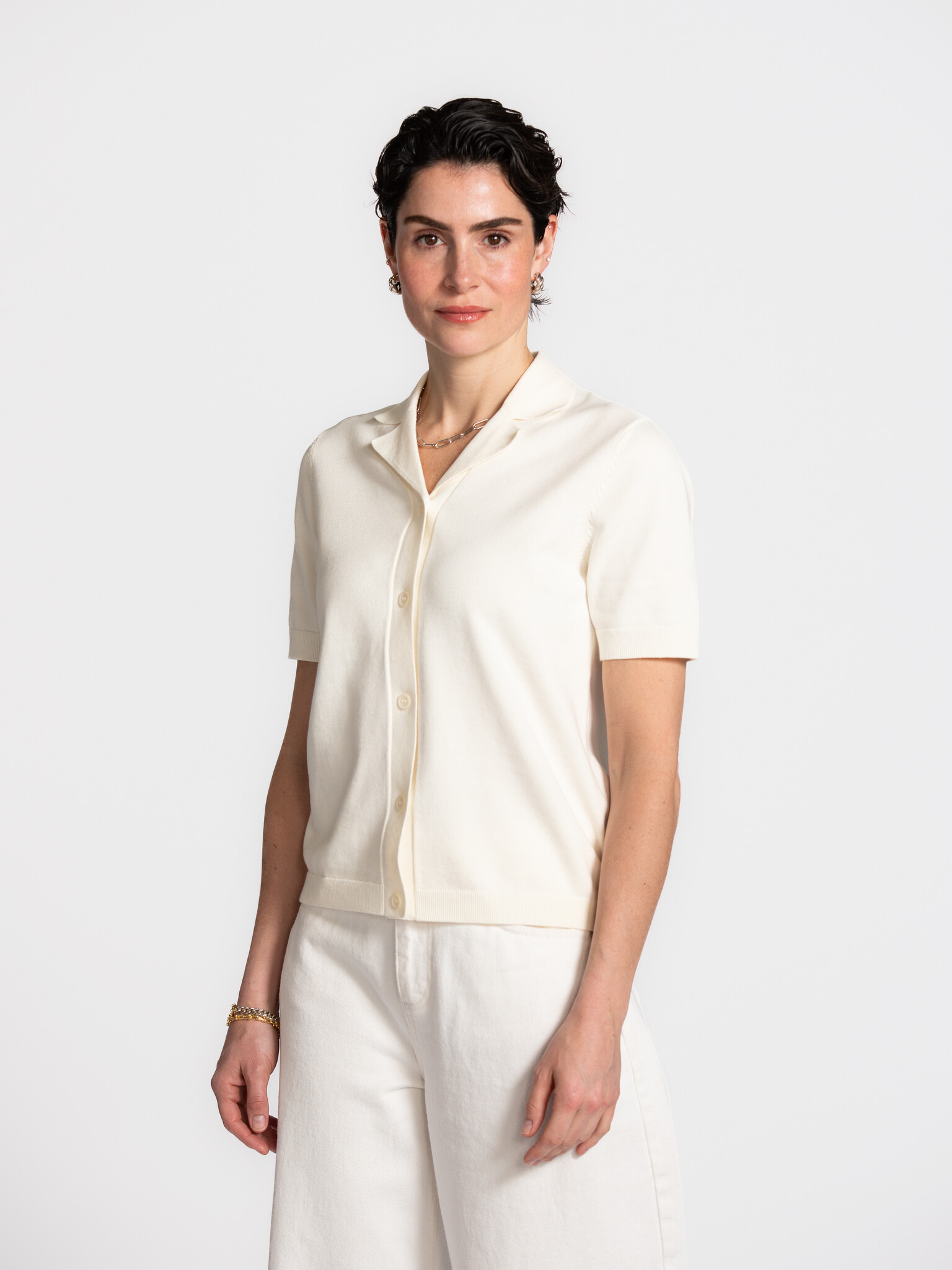 Selected polo en maille Amour 1. Less in front, more in the back. Ce cardigan polo associe un devant minimaliste à un art...
