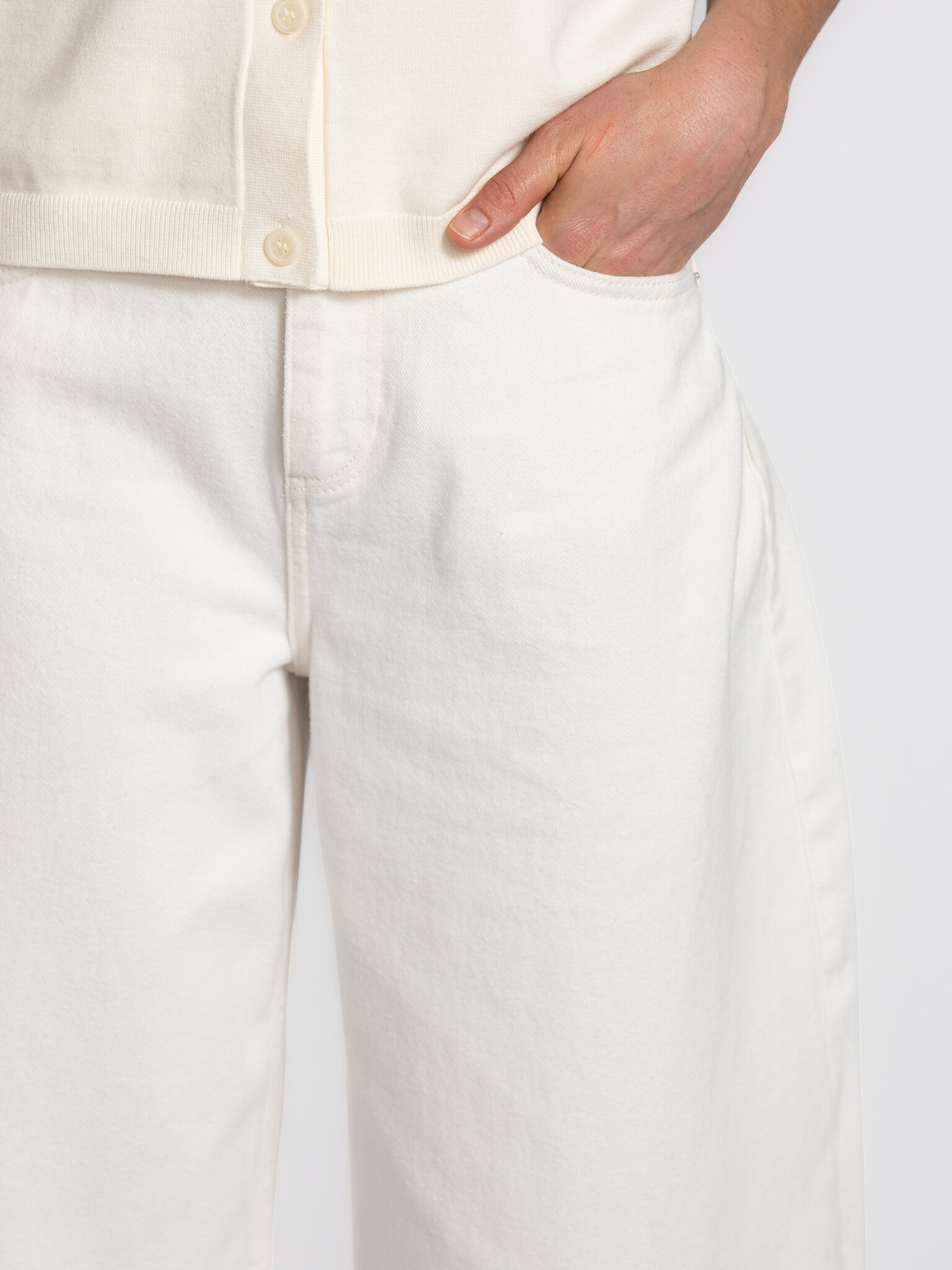 Les Soeurs pantalon Della 4. Clean slate. La teinte claire et la coupe décontractée apportent à ce pantalon une allure fr...