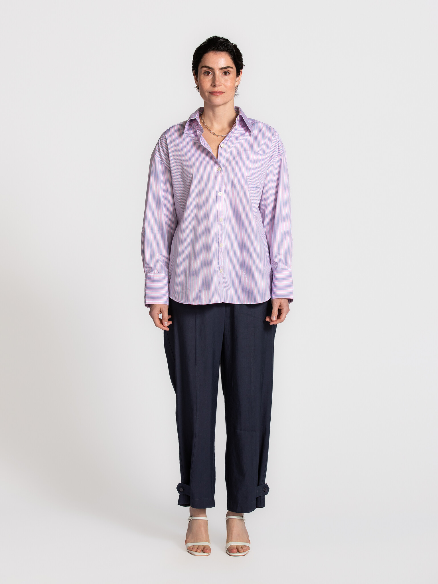 Selected chemise oversize Hotel Amour 3. Une touche de Paris dans votre garde-robe. Les fines rayures et la silhouette ov...