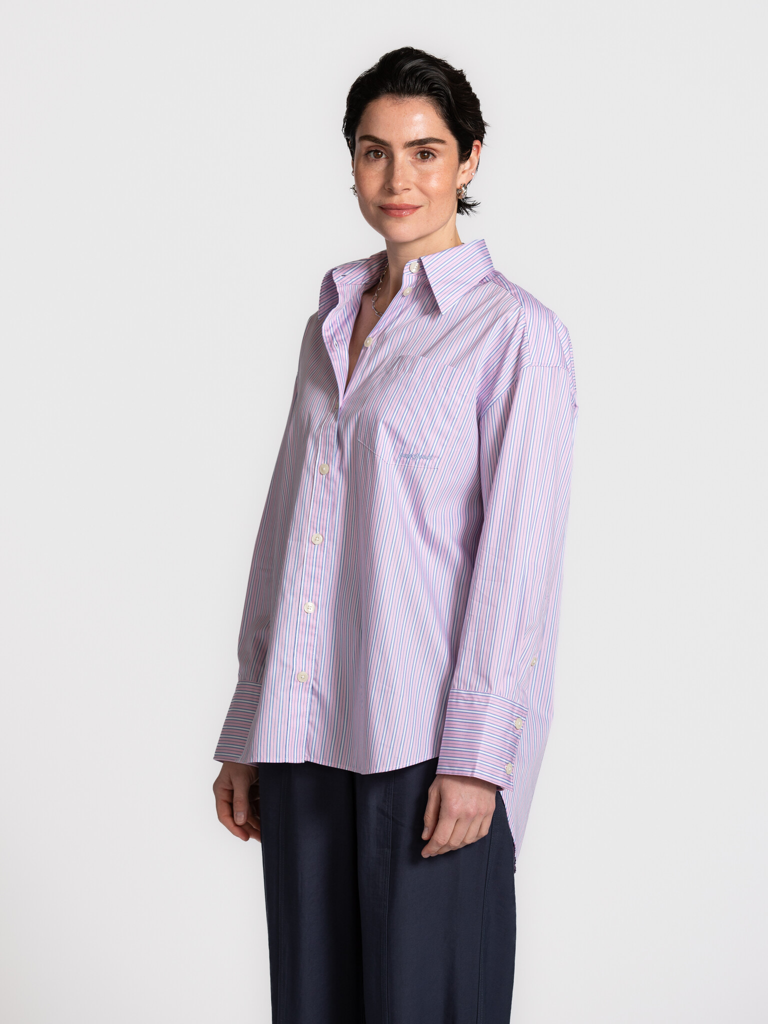 Selected chemise oversize Hotel Amour 1. Une touche de Paris dans votre garde-robe. Les fines rayures et la silhouette ov...