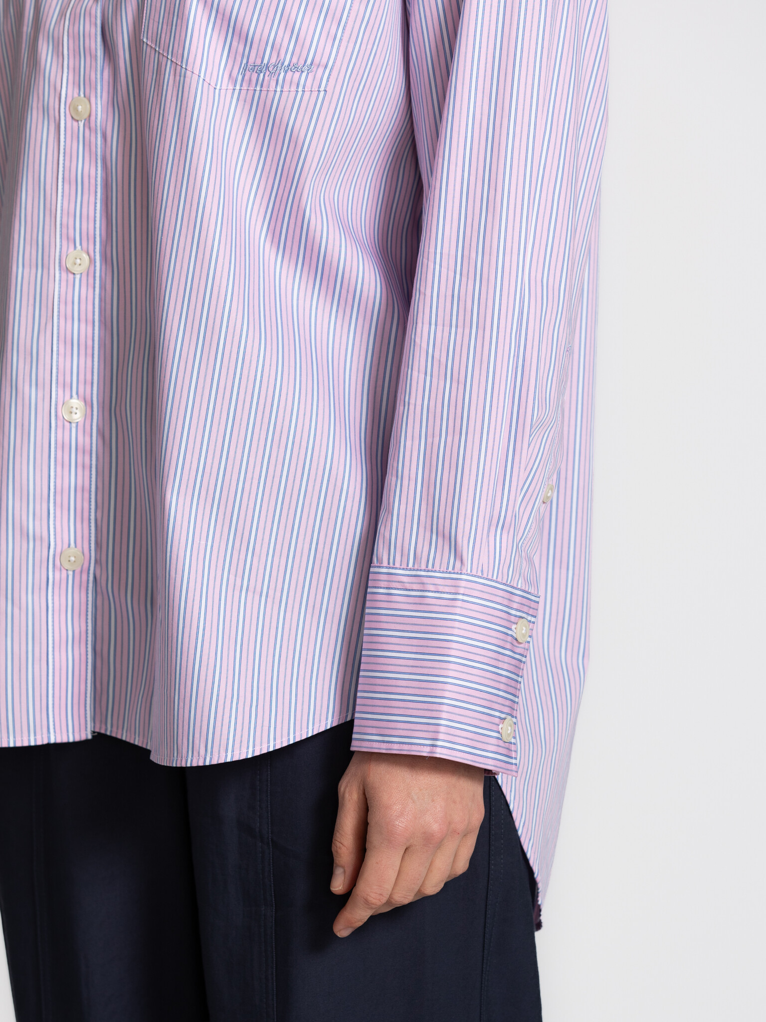 Selected chemise oversize Hotel Amour 4. Une touche de Paris dans votre garde-robe. Les fines rayures et la silhouette ov...