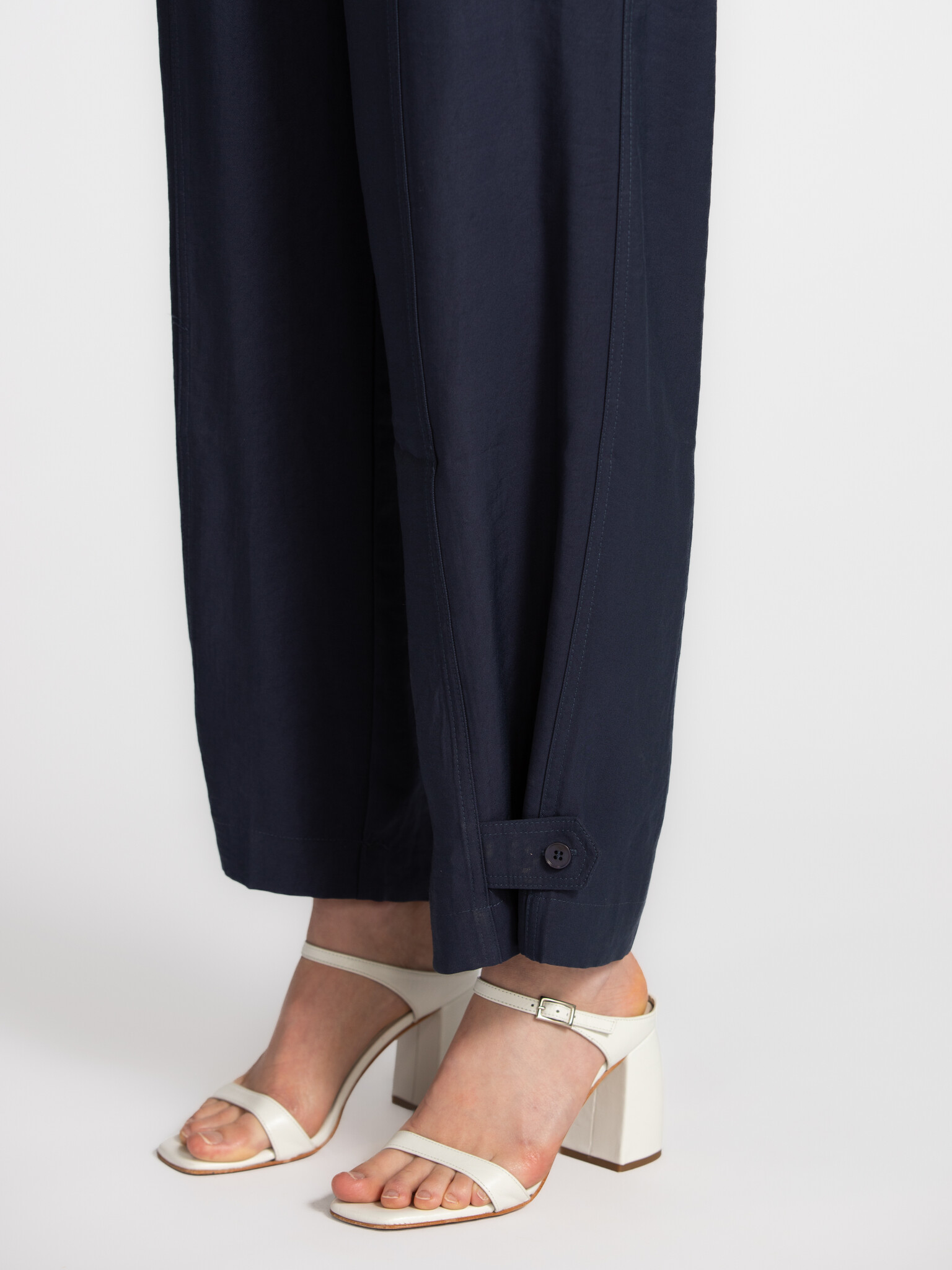 Le Marais pantalon avec détail à l’ourlet Safari 4. Parfois, tout ce dont vous avez besoin, c’est d’un bon pantalon. Celu...
