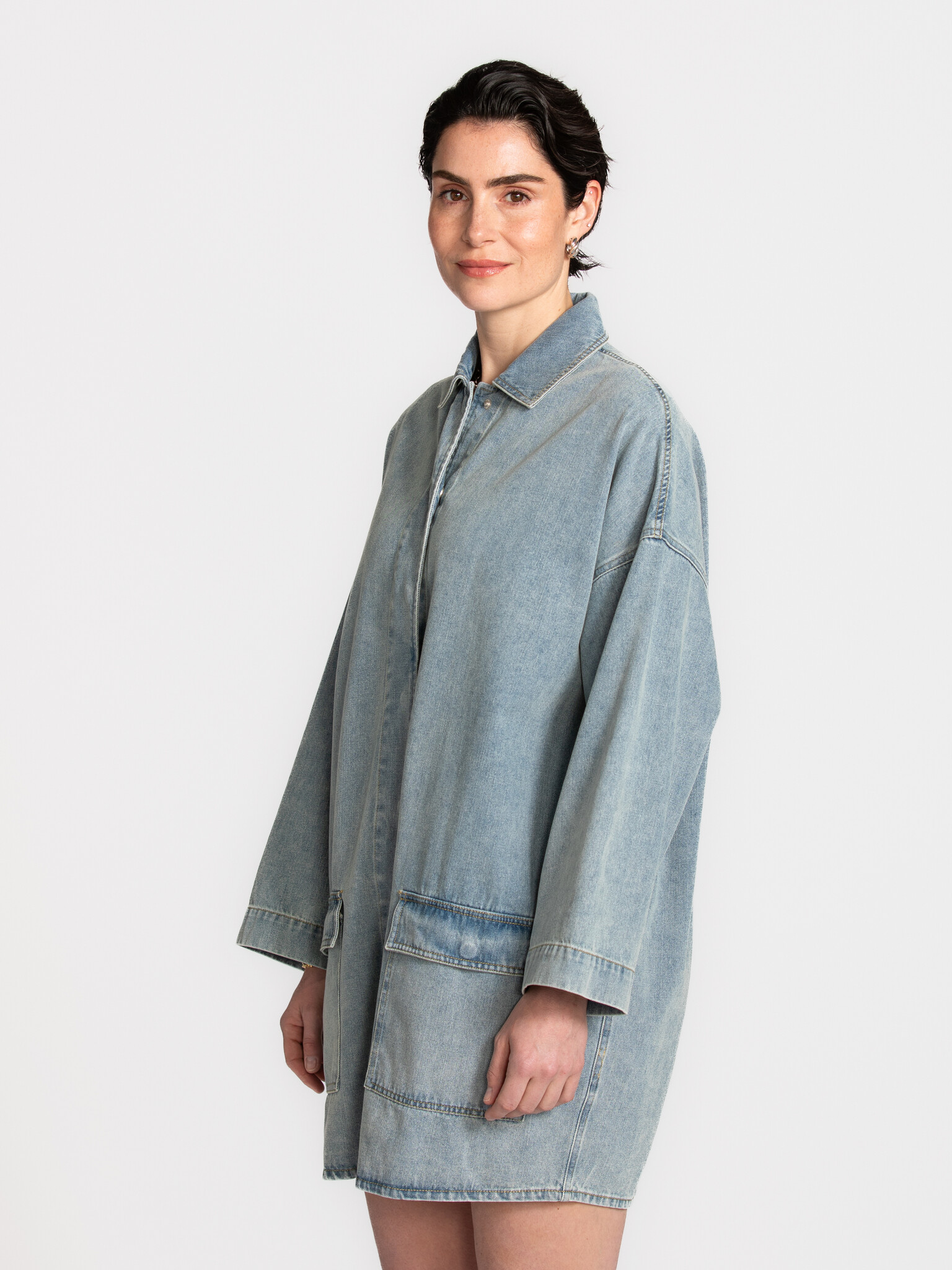 Les Soeurs denim jurk Fre 3. De Fre jurk is een moderne denim essential met een relaxte uitstraling. Ontworpen voor dagel...