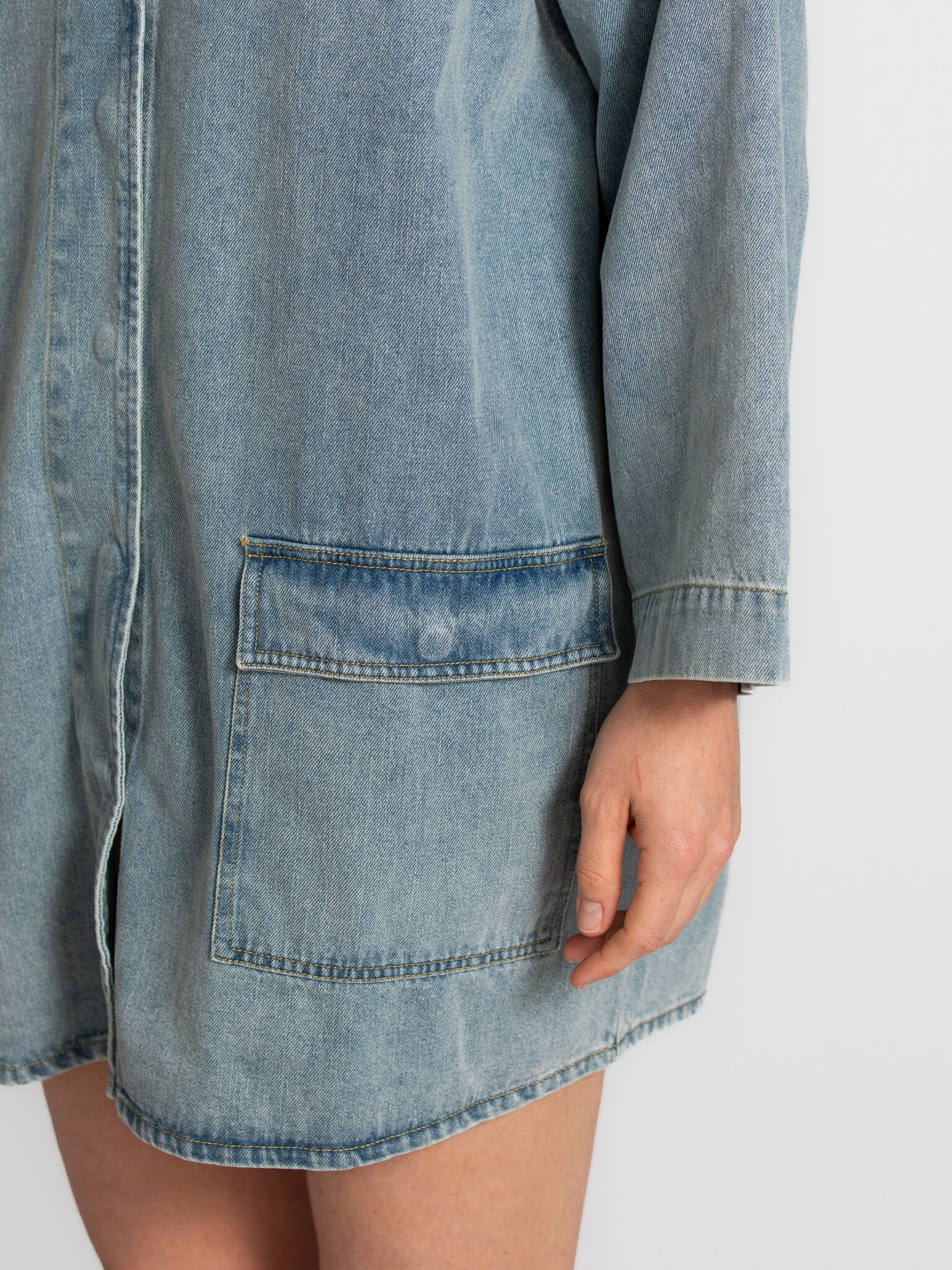 Les Soeurs denim jurk Fre 4. De Fre jurk is een moderne denim essential met een relaxte uitstraling. Ontworpen voor dagel...