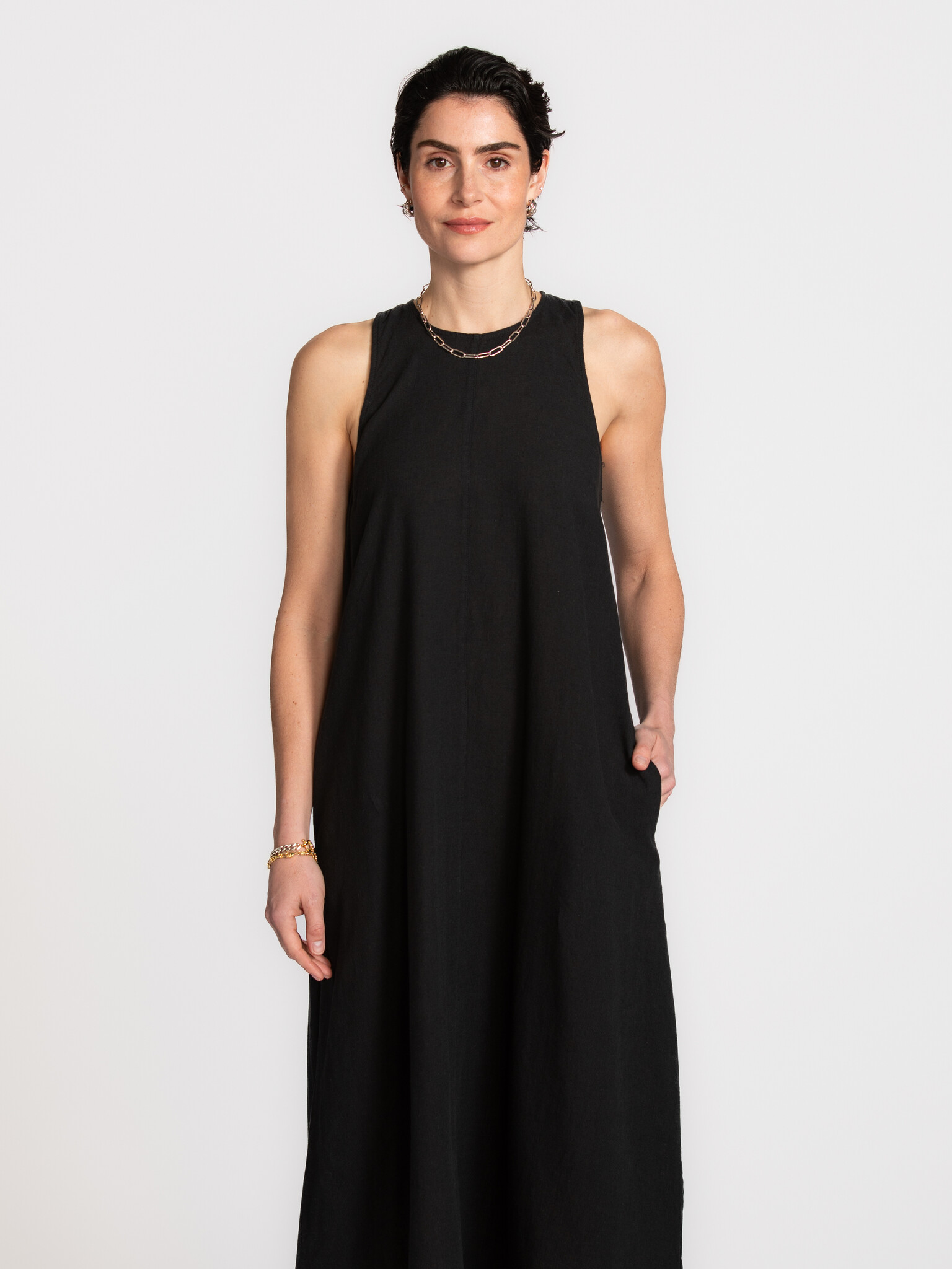 Selected robe en lin Luisa 3. Une robe qui bouge avec vous, comme si elle suivait le rythme de votre soirée. Le lin est d...