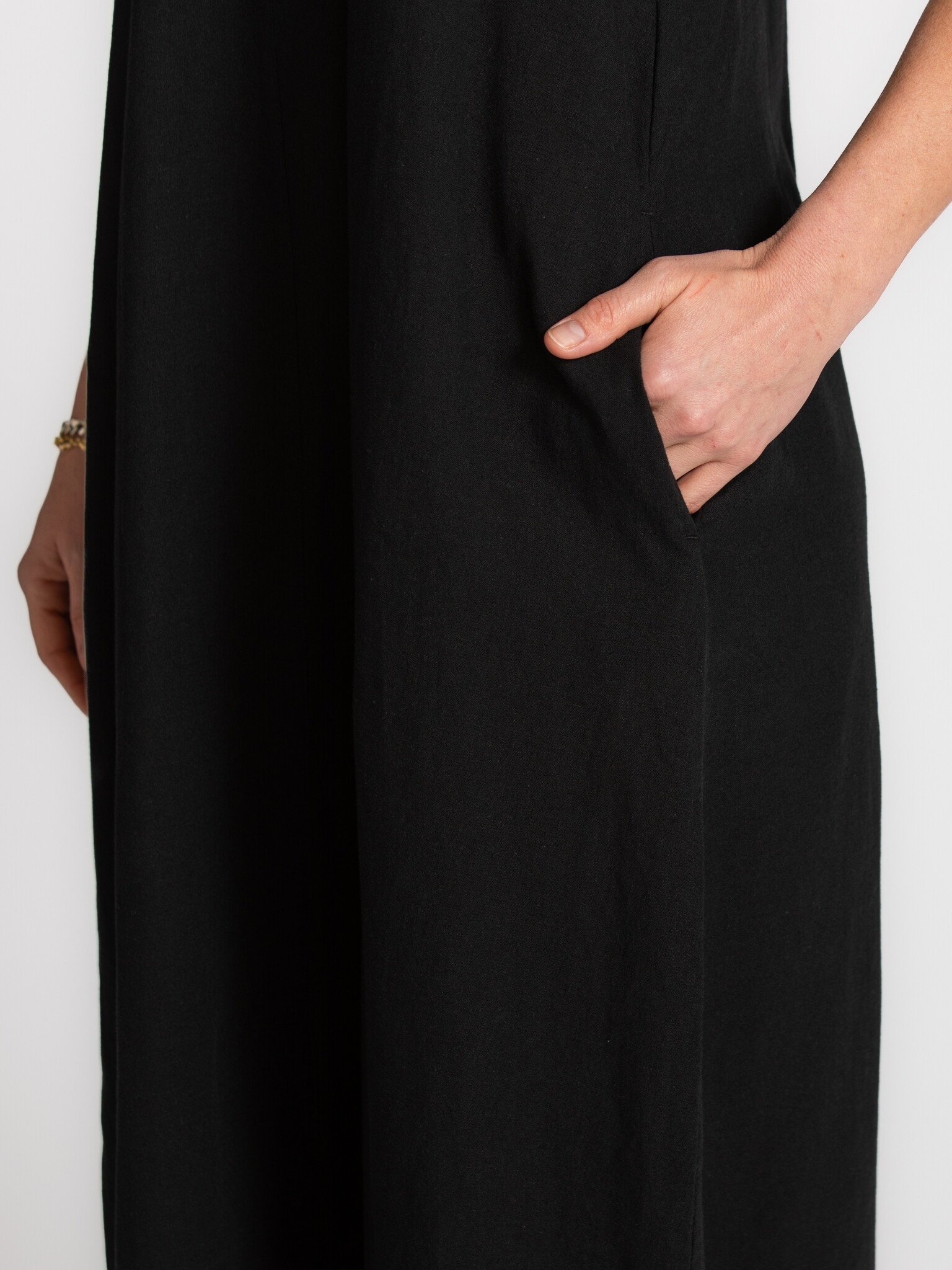 Selected robe en lin Luisa 4. Une robe qui bouge avec vous, comme si elle suivait le rythme de votre soirée. Le lin est d...