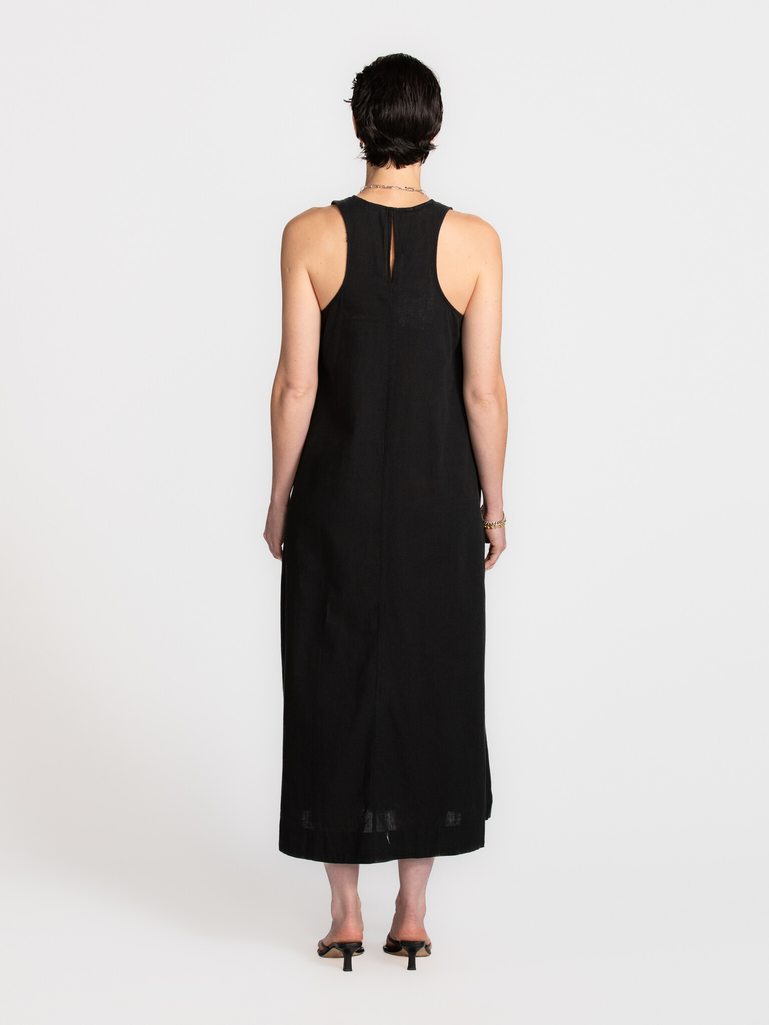 Selected robe en lin Luisa 5. Une robe qui bouge avec vous, comme si elle suivait le rythme de votre soirée. Le lin est d...