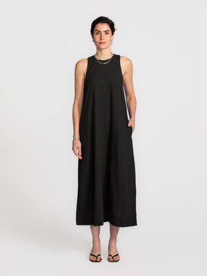 Robe Luisa. Une robe qui bouge avec vous, comme si elle suivait le rythme de votre soirée. Le lin est doux sur la peau et...