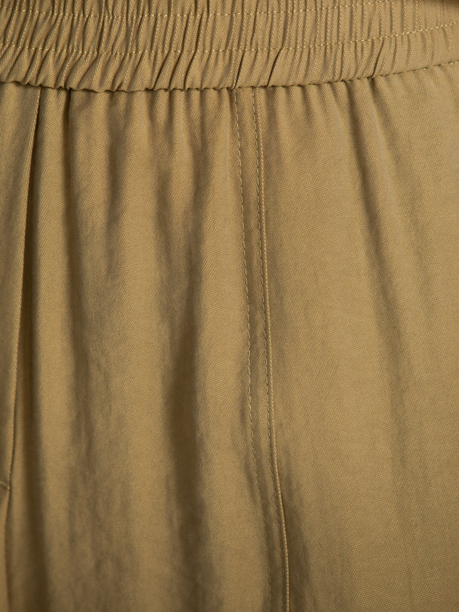 Le Marais pantalon avec détail à l’ourlet Safari 5. Ce pantalon apporte une allure utilitaire et apaisée à votre look. La...