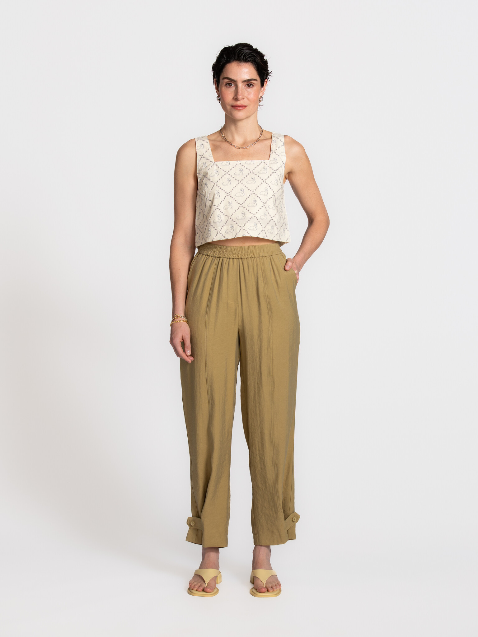 Le Marais pantalon avec détail à l’ourlet Safari 2. Ce pantalon apporte une allure utilitaire et apaisée à votre look. La...