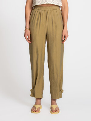 Broek Safari. Deze broek brengt een rustige, utilitaire vibe in je look. De rechte snit houdt het geheel clean en in bala...