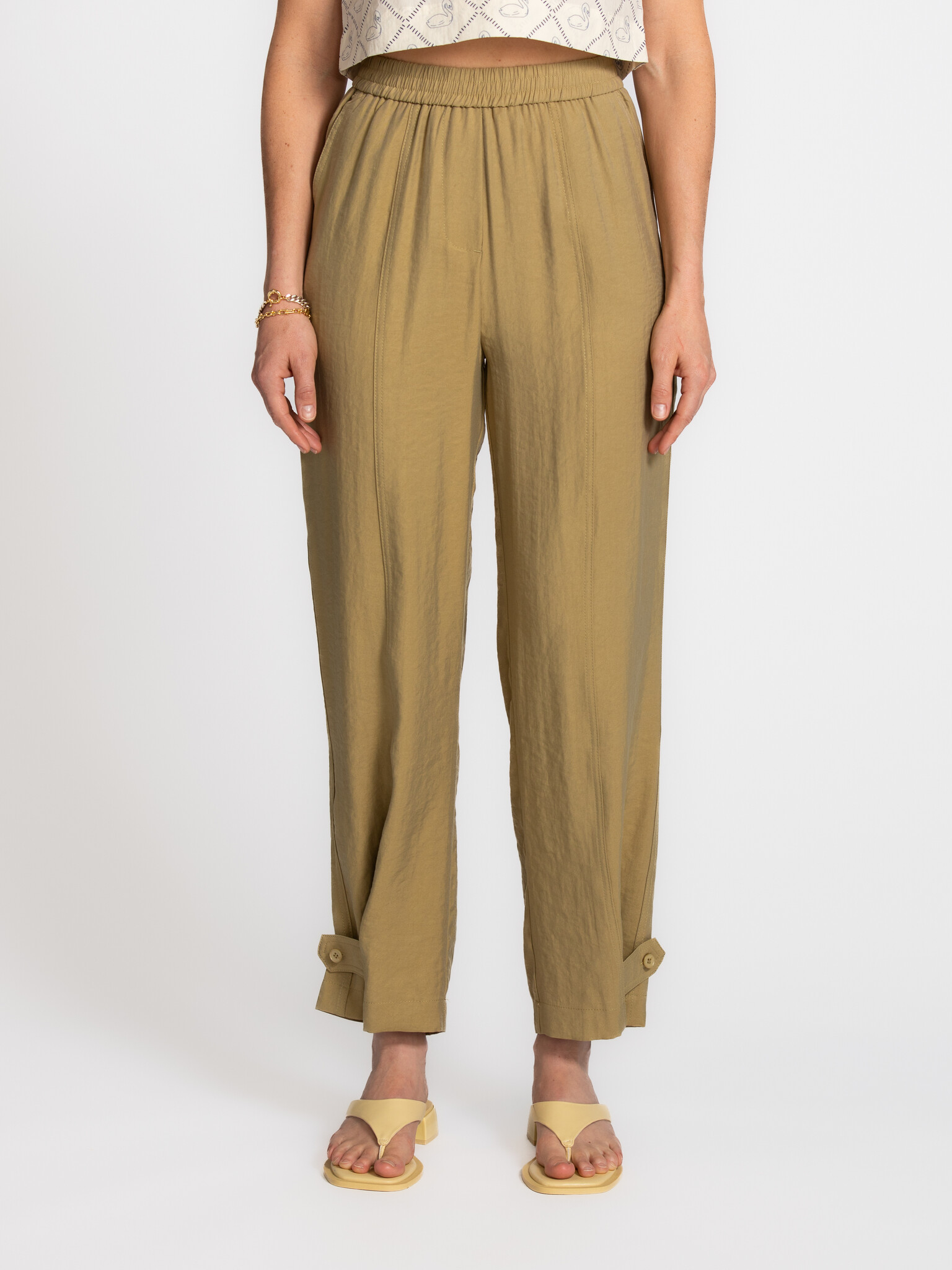 Le Marais pantalon avec détail à l’ourlet Safari 1. Ce pantalon apporte une allure utilitaire et apaisée à votre look. La...