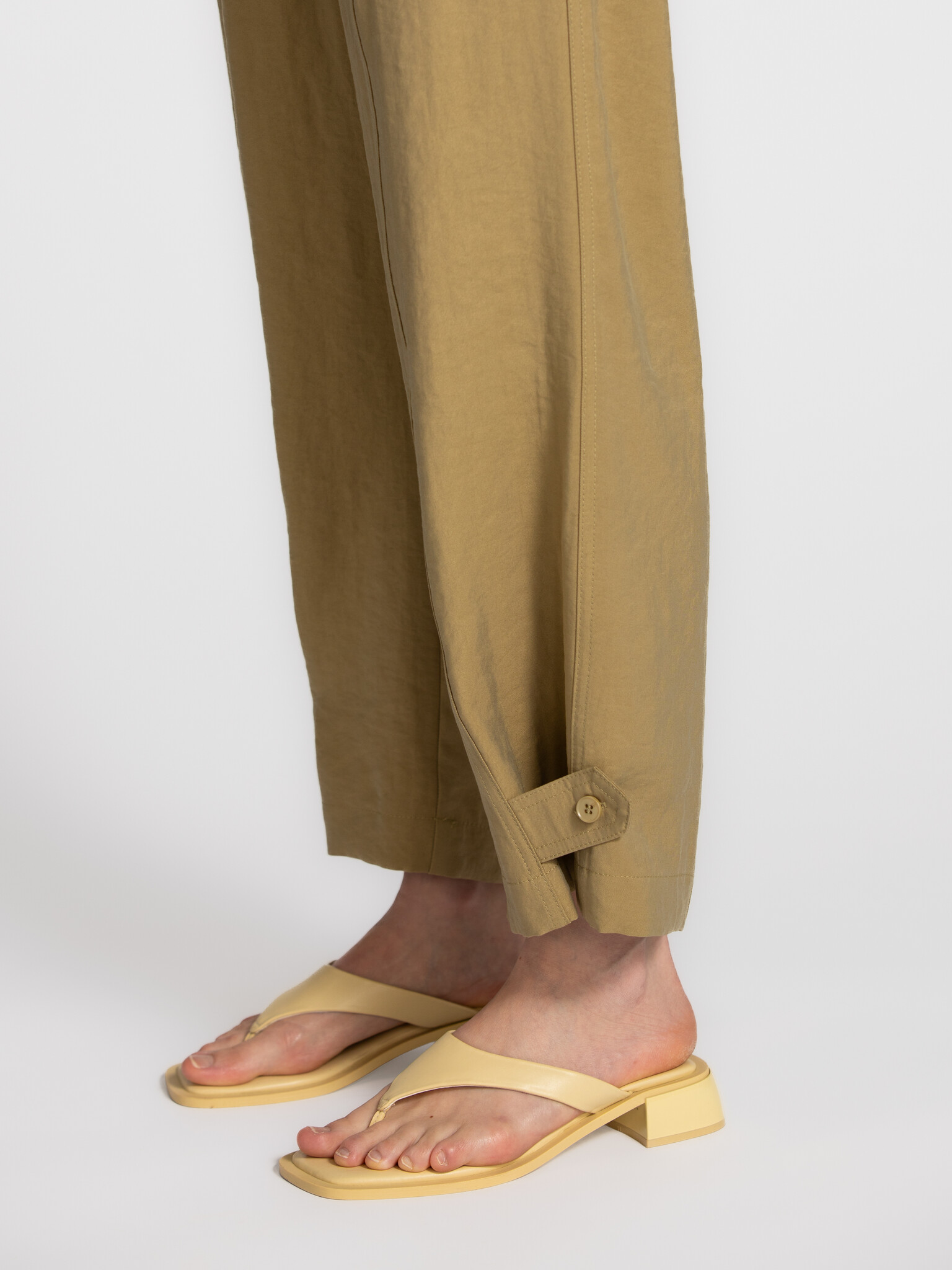 Le Marais pantalon avec détail à l’ourlet Safari 3. Ce pantalon apporte une allure utilitaire et apaisée à votre look. La...