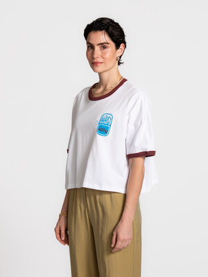 T-shirt Jenni. Catch of the day. Cropped in shape with a playful sardine print as an eye-catcher. The contrasting trims a...