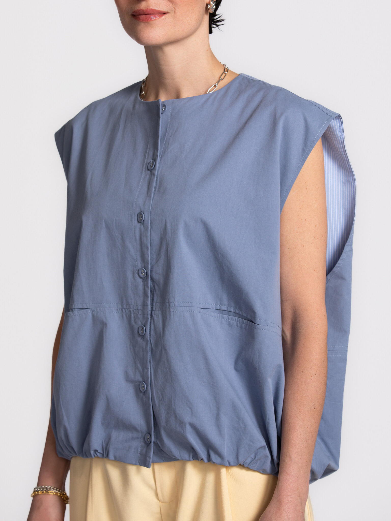 Le Marais Bomber Sans Manches 4. Une couche en plus qui rend tout plus intéressant. Ce bomber sans manches tombe de façon...